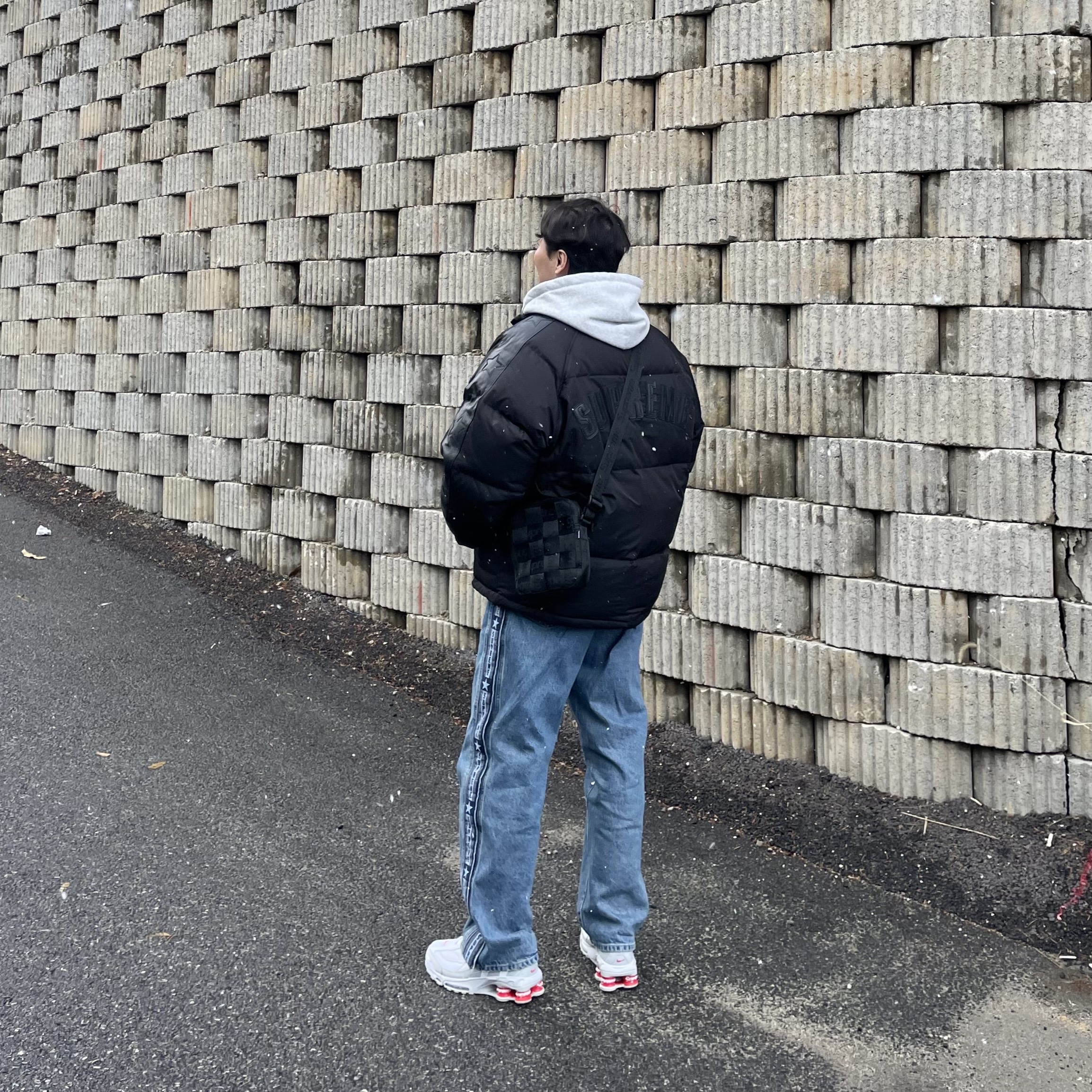 Supreme Woven Shoulder Bag Black - 23SS, Nike x Supreme Shox Ride 2 SP White 착용 스타일 - 2