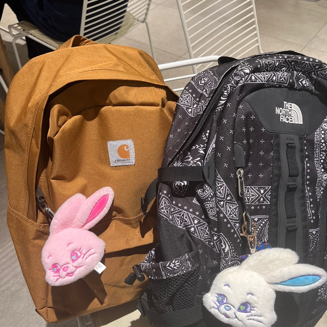 NewJeans Tokki Merchandise Fluffy Keyring White, NewJeans Tokki Merchandise Fluffy Keyring Pink 착용 스타일
