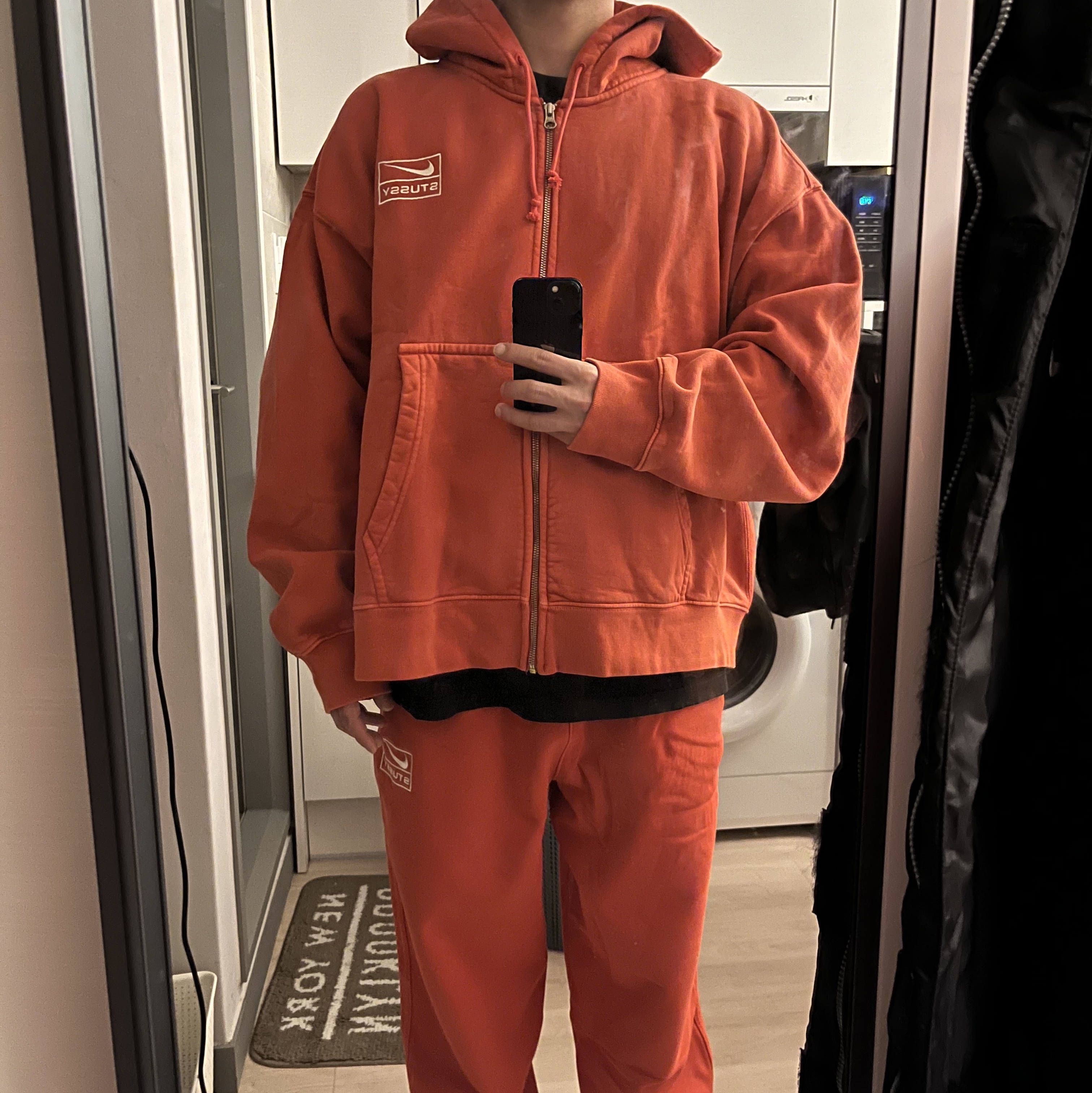 Nike x Stussy Full Zip Pigment Dyed Fleece Hoodie Habanero Red (FJ9161-642), Nike x Stussy Pigment Dyed Fleece Pants Habanero Red (FJ9157-642) 착용 스타일 - 1