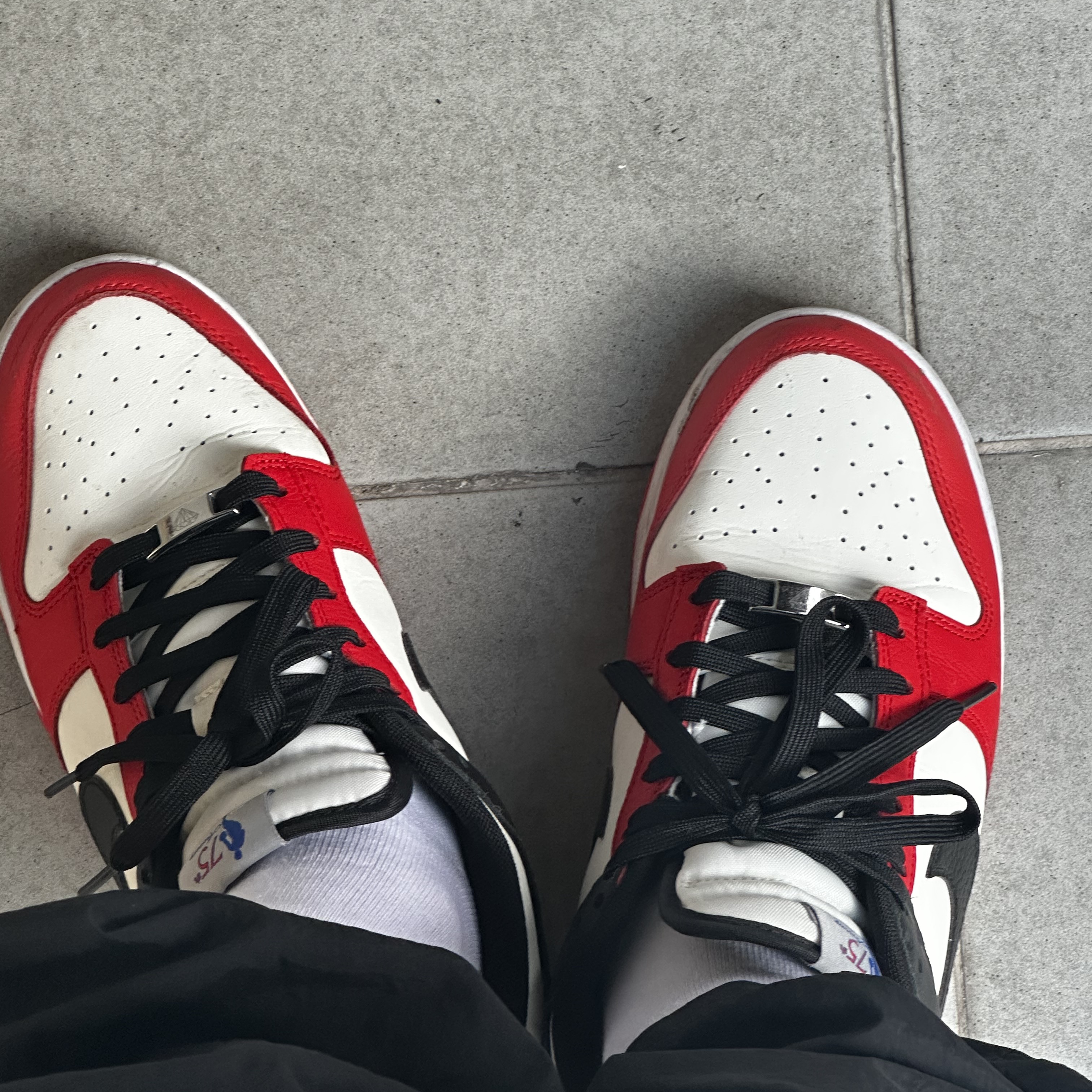Nike x NBA Dunk Low Retro EMB Black and Chile Red 착용 스타일