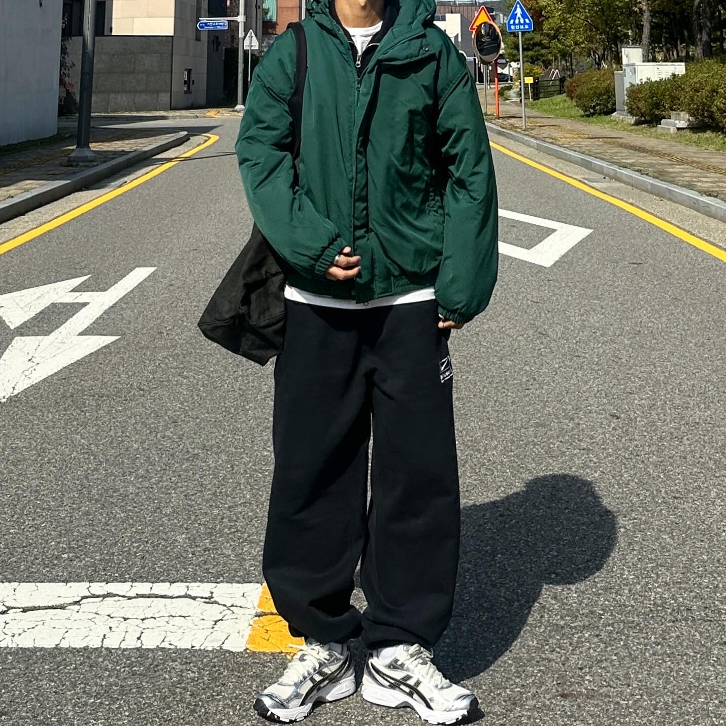 Nike x Stussy Washed Fleece Pants Black (FN5235-010), Stussy Canvas Extra Large Tote Bag Washed Black 착용 스타일 - 4