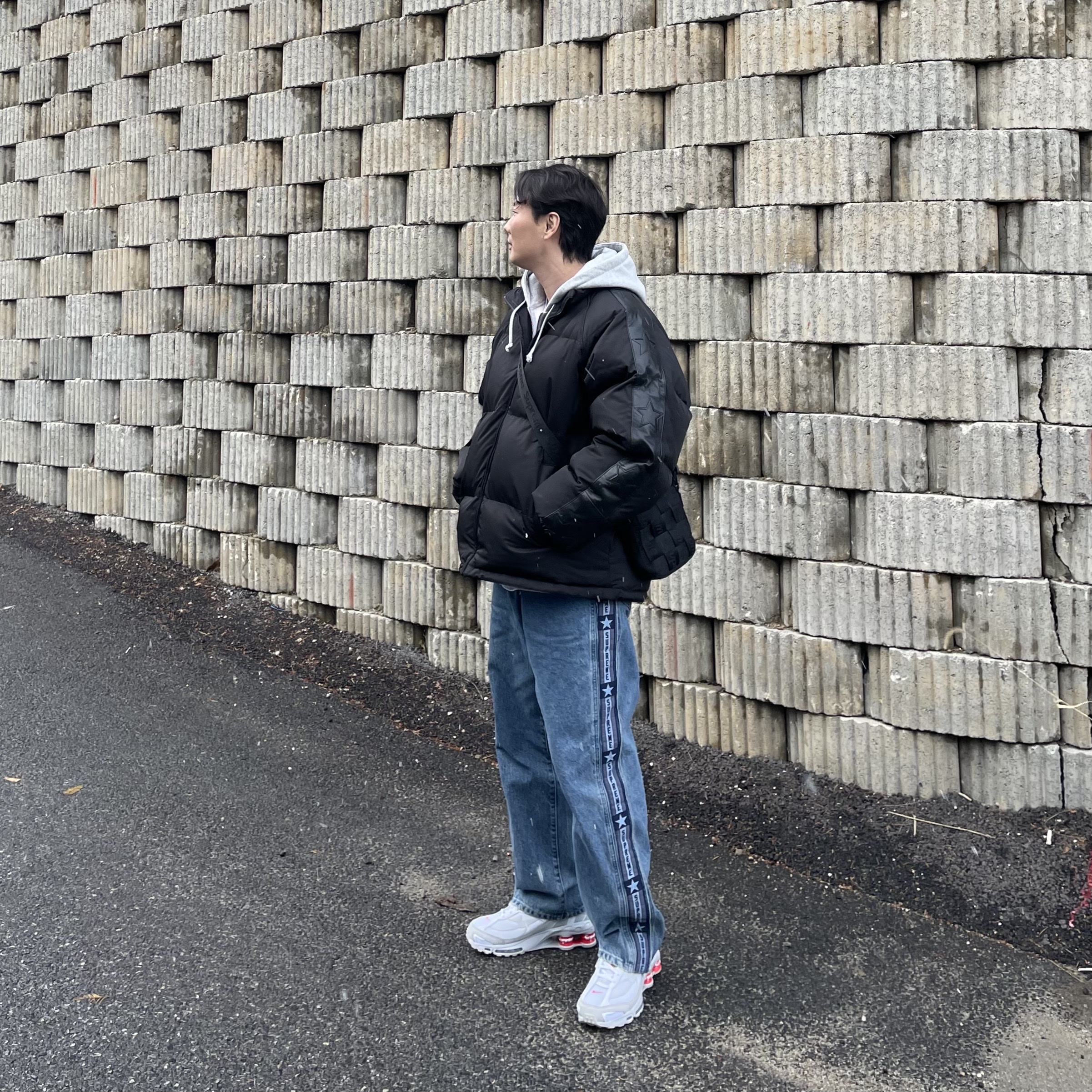 Supreme Woven Shoulder Bag Black - 23SS, Nike x Supreme Shox Ride 2 SP White 착용 스타일 - 1