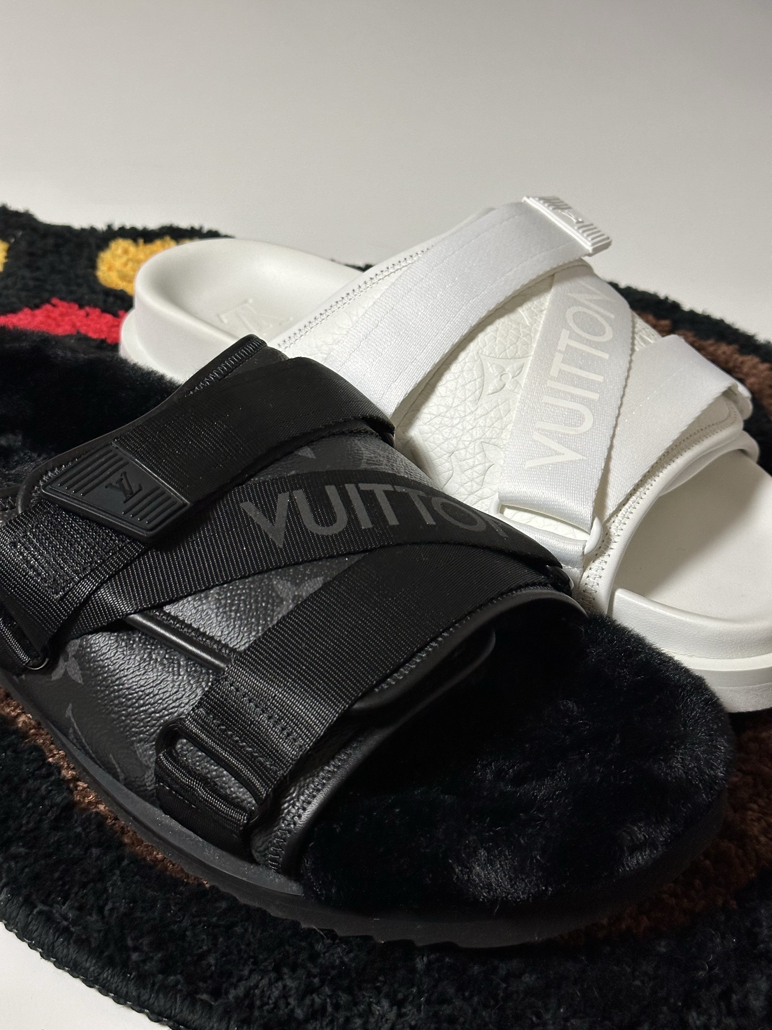 Louis Vuitton Honolulu Mule with Faux Fur Black gray, Louis Vuitton Honolulu Mule Monogram White 착용 스타일 - 1