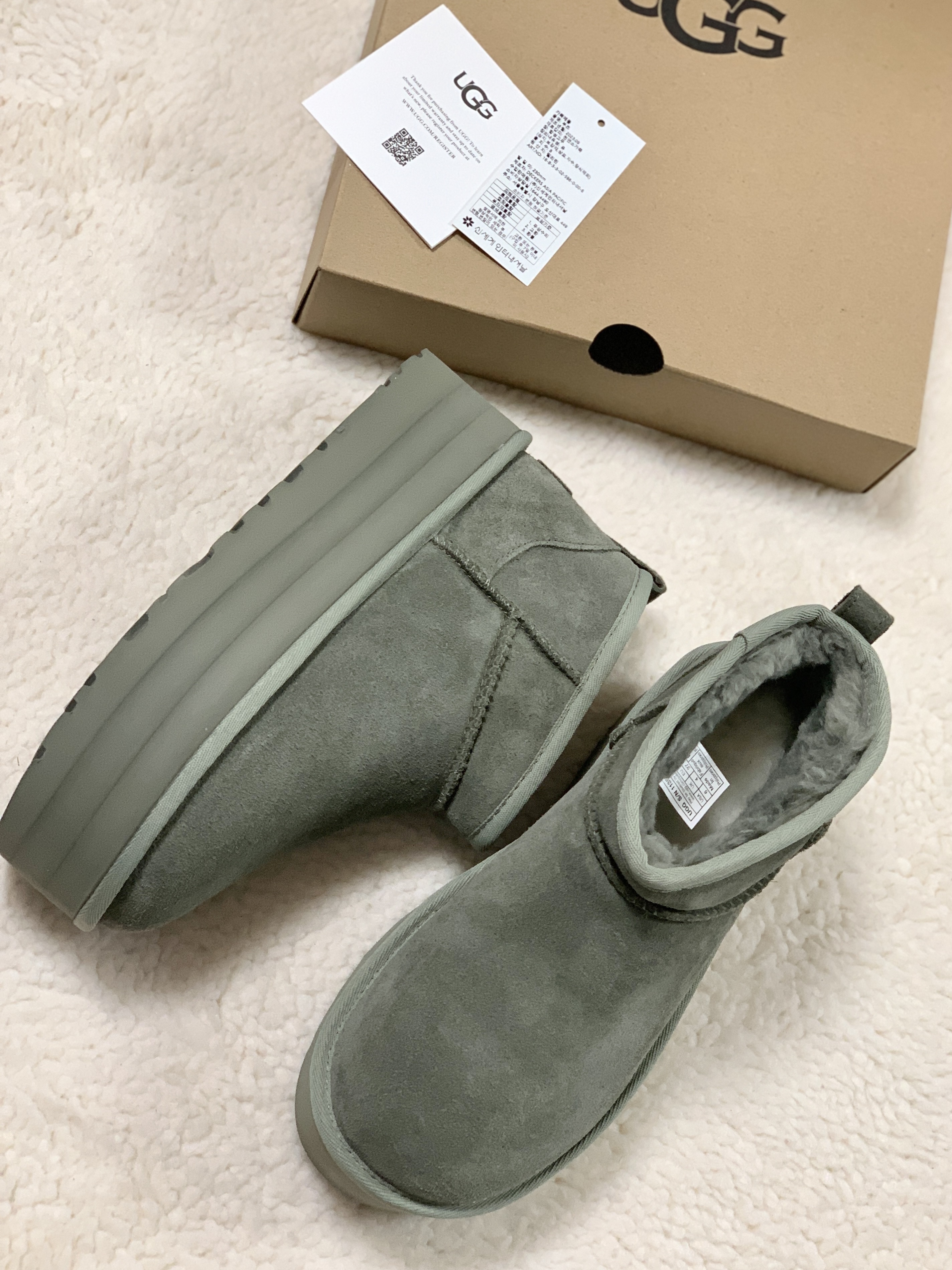 (W) UGG Classic Ultra Mini Platform Boots Moss Green 착용 스타일 - 7