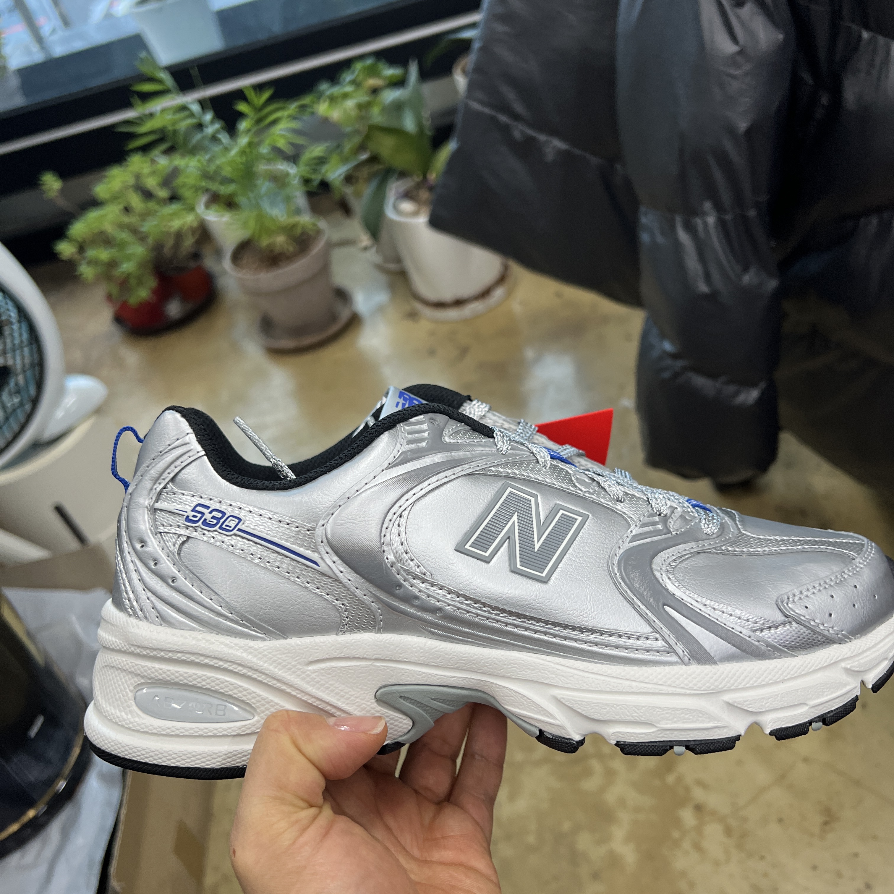 New Balance x Yeseyesee 530 Silver Royal Blue 착용 스타일 - 1