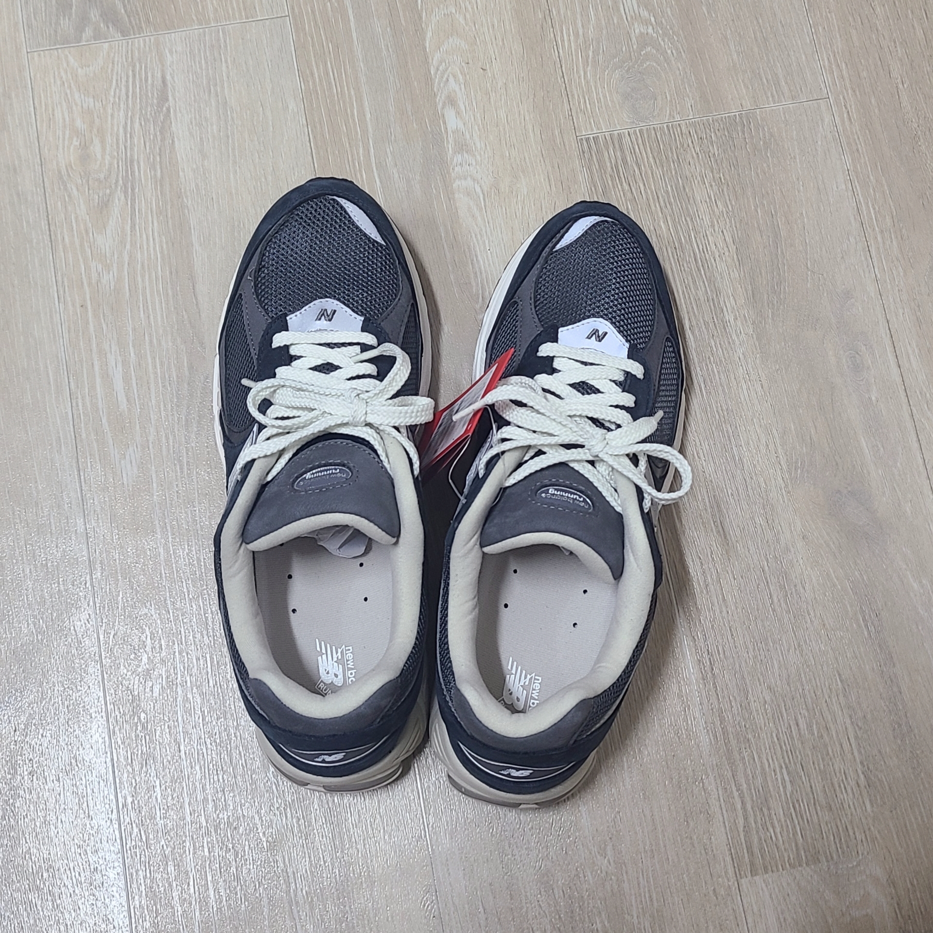 New Balance 2002R Premium Vintage Navy Grey 착용 스타일 - 2