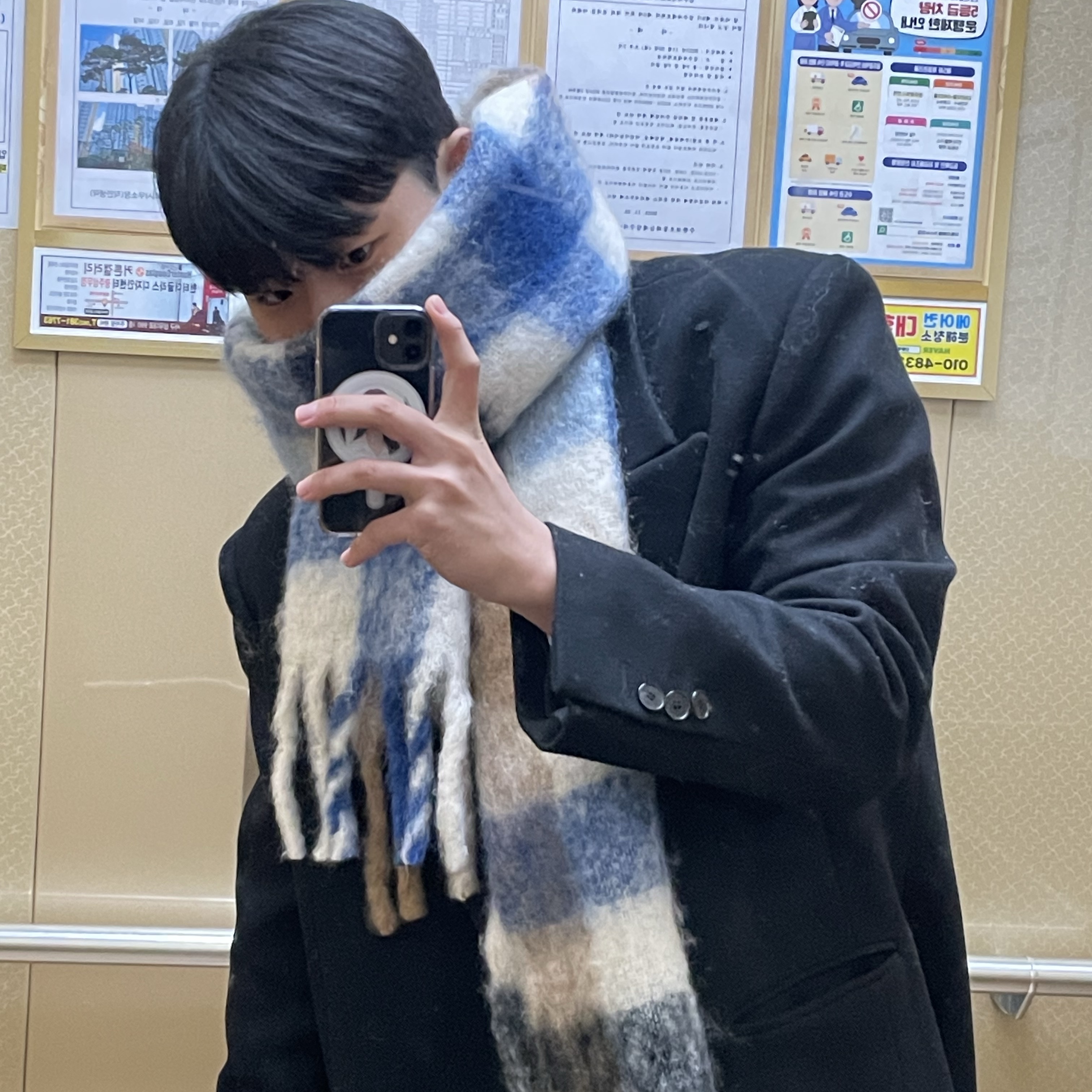 COS Oversized Mohair Blend Muffler Blue Brown Checked 착용 스타일 - 1