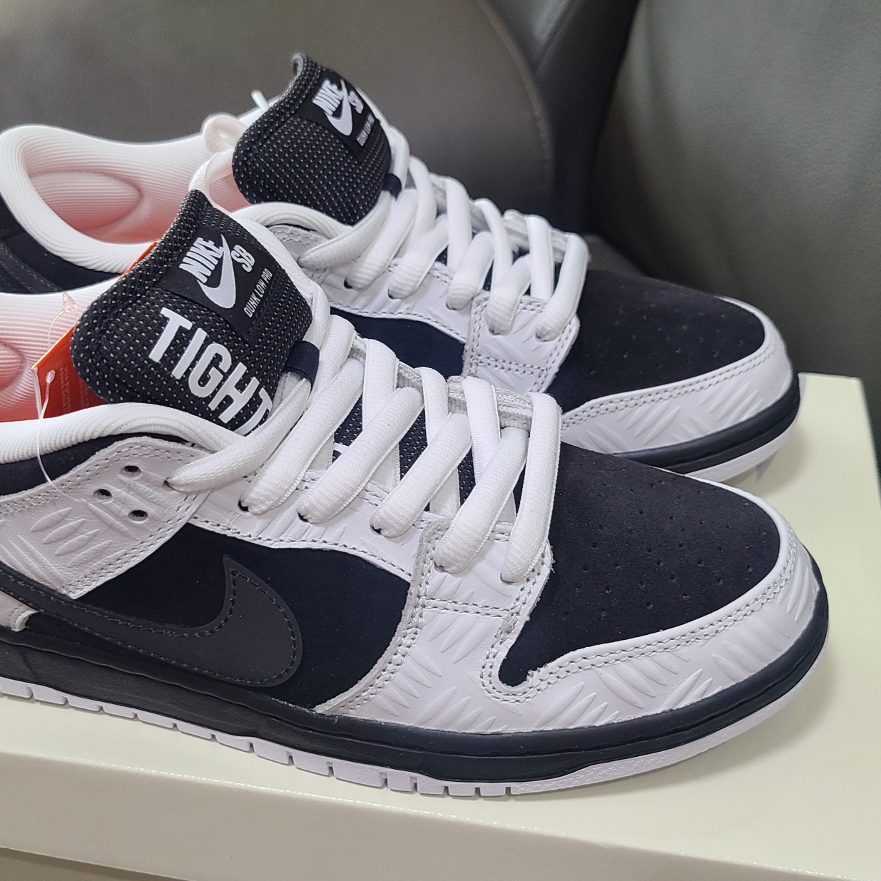 Nike x Tightbooth SB Dunk Low Pro Black and White 착용 스타일 - 1