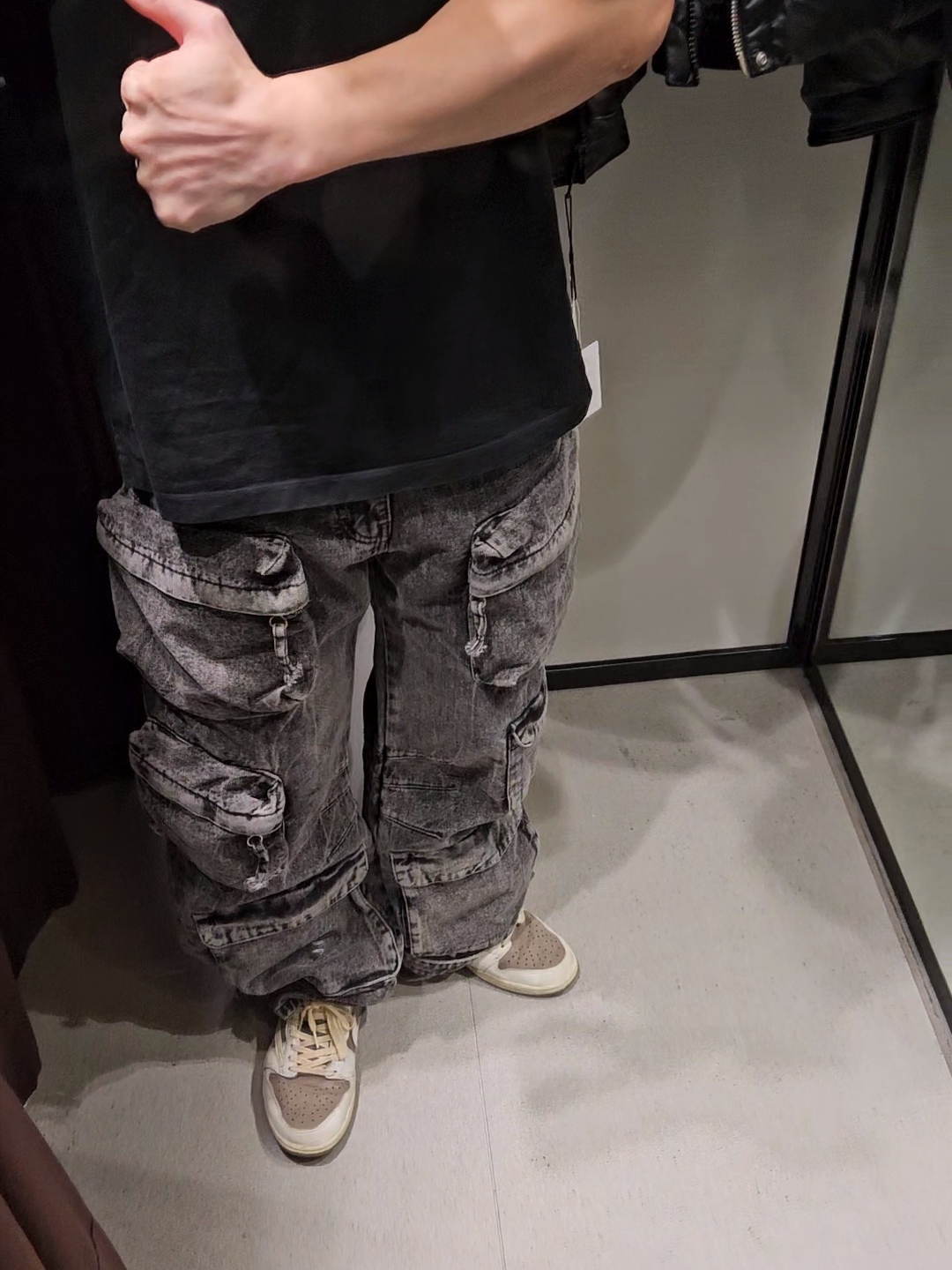 Jordan 1 x Travis Scott Retro Low OG SP Sail and Ridgerock 착용 스타일