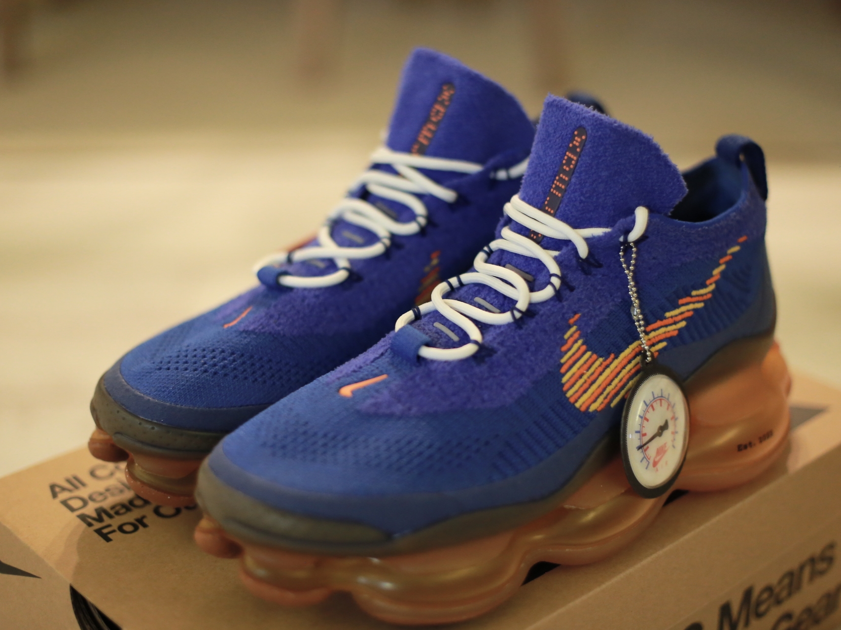 Nike Air Max Scorpion Flyknit SE Racer Blue Safety Orange 착용 스타일 - 2