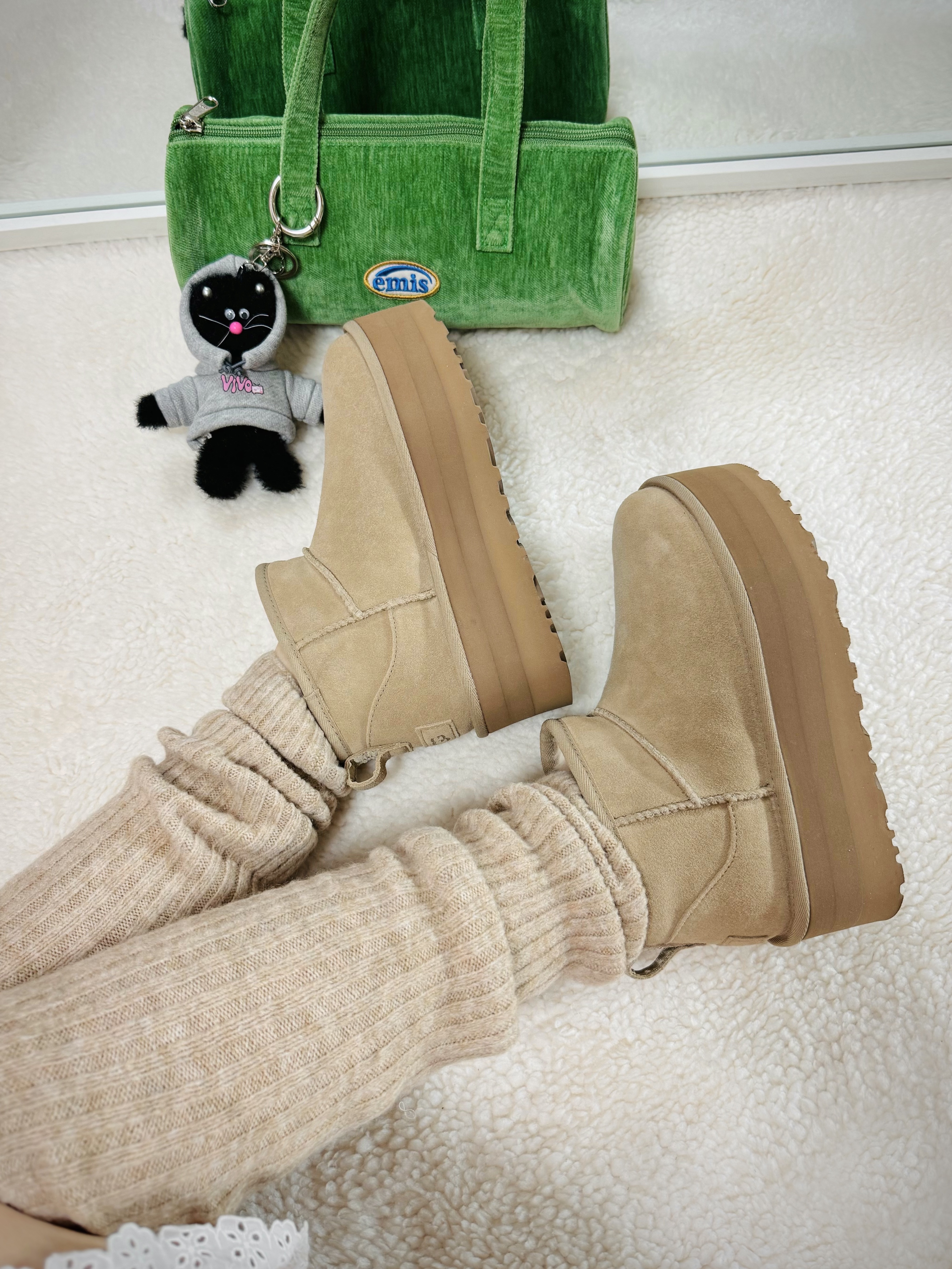Emis Velvet Circular Bag Green, (W) UGG Classic Ultra Mini Platform Sand 착용 스타일 - 3