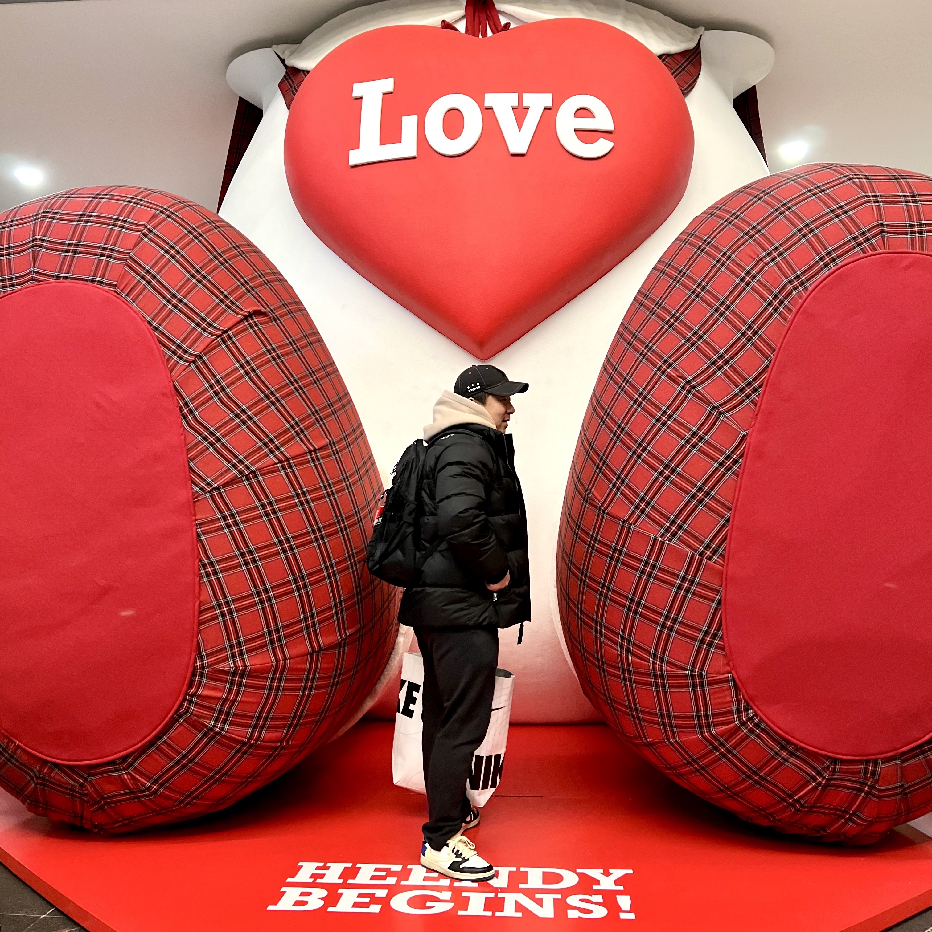 Supreme Backpack Black - 23FW, Supreme Floating Keychain Red - 23FW 착용 스타일