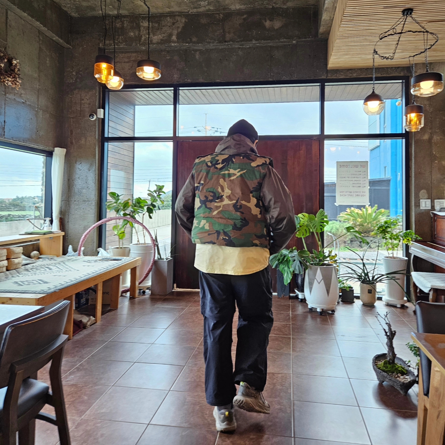 Hoka Kaha Low Gore-Tex Green Sheen, Nike ACG Smith Summit Cargo Pants Black - Asia 착용 스타일 - 4