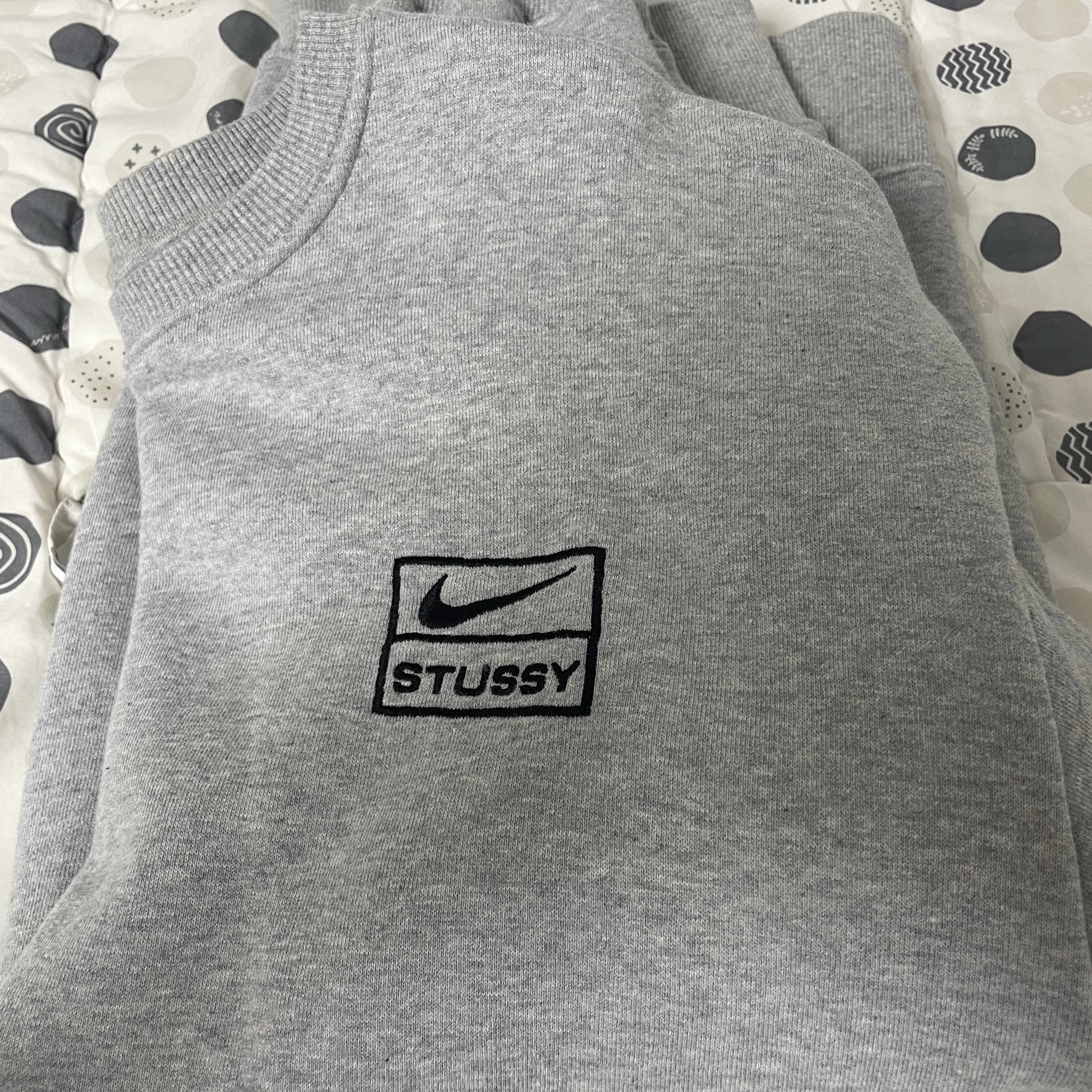 Nike x Stussy NRG Fleece Crewneck Dark Grey Heather (DO9337-063) 착용 스타일