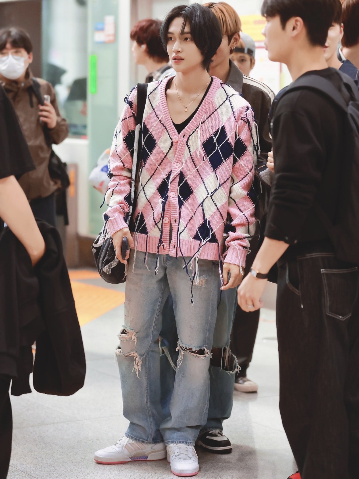 Adidas x Lil Dre Forum 84 Mid ADV Cloud White Bliss Pink, Kapital 14 oz. Denim Bone Print Book Bag Black 착용 스타일 - 2