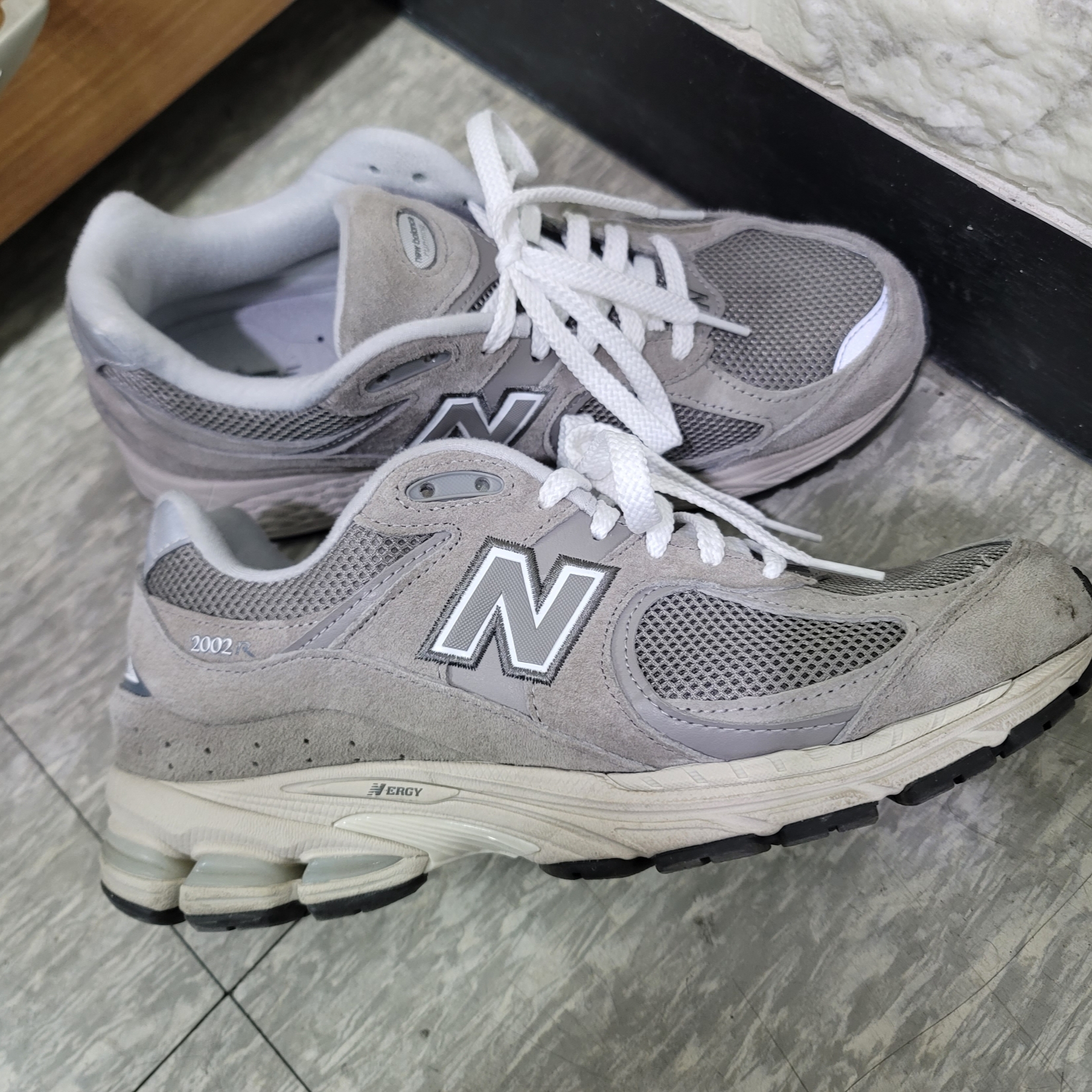New Balance 2002R T2 Gray 착용 스타일