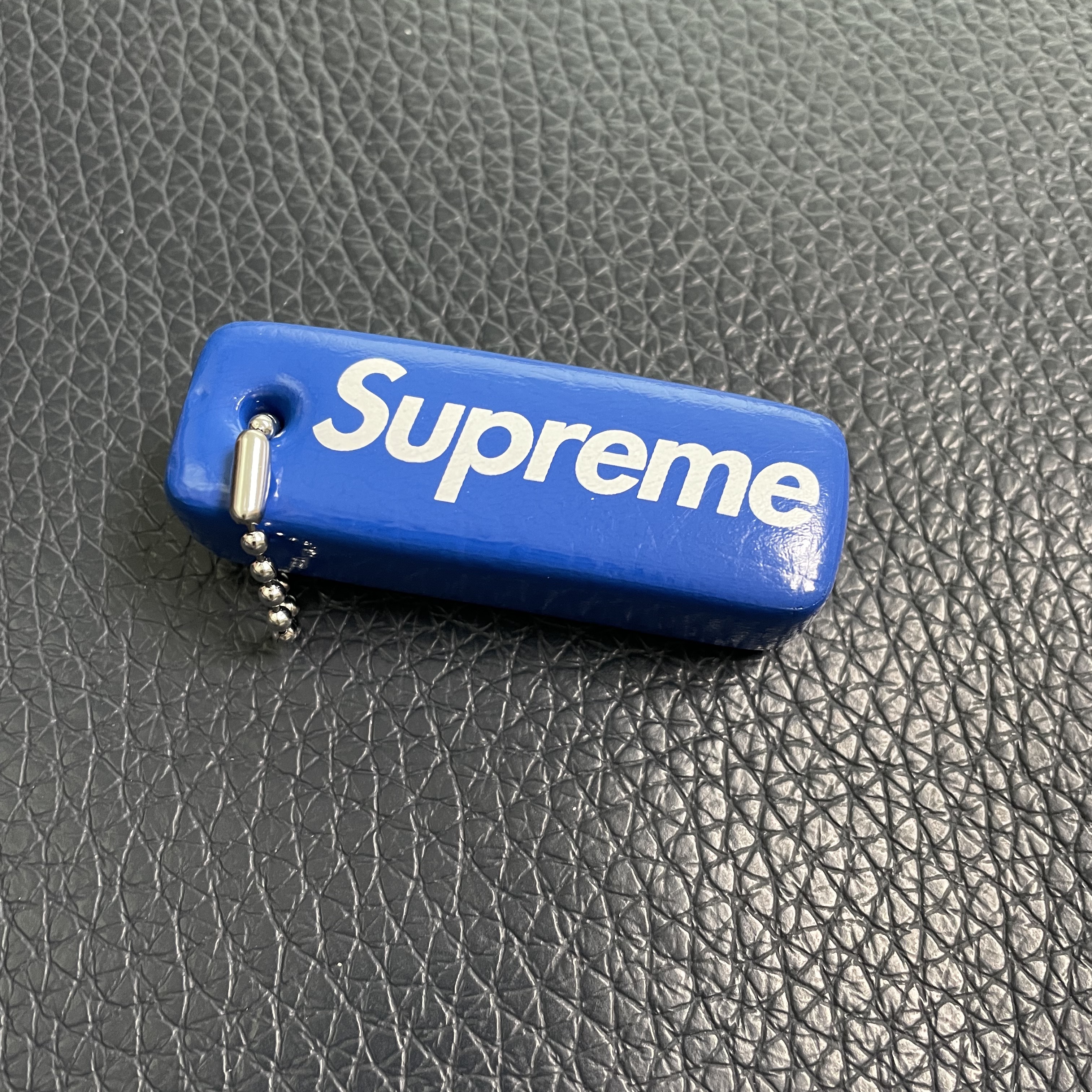Supreme Floating Keychain Faded Blue - 23FW 착용 스타일