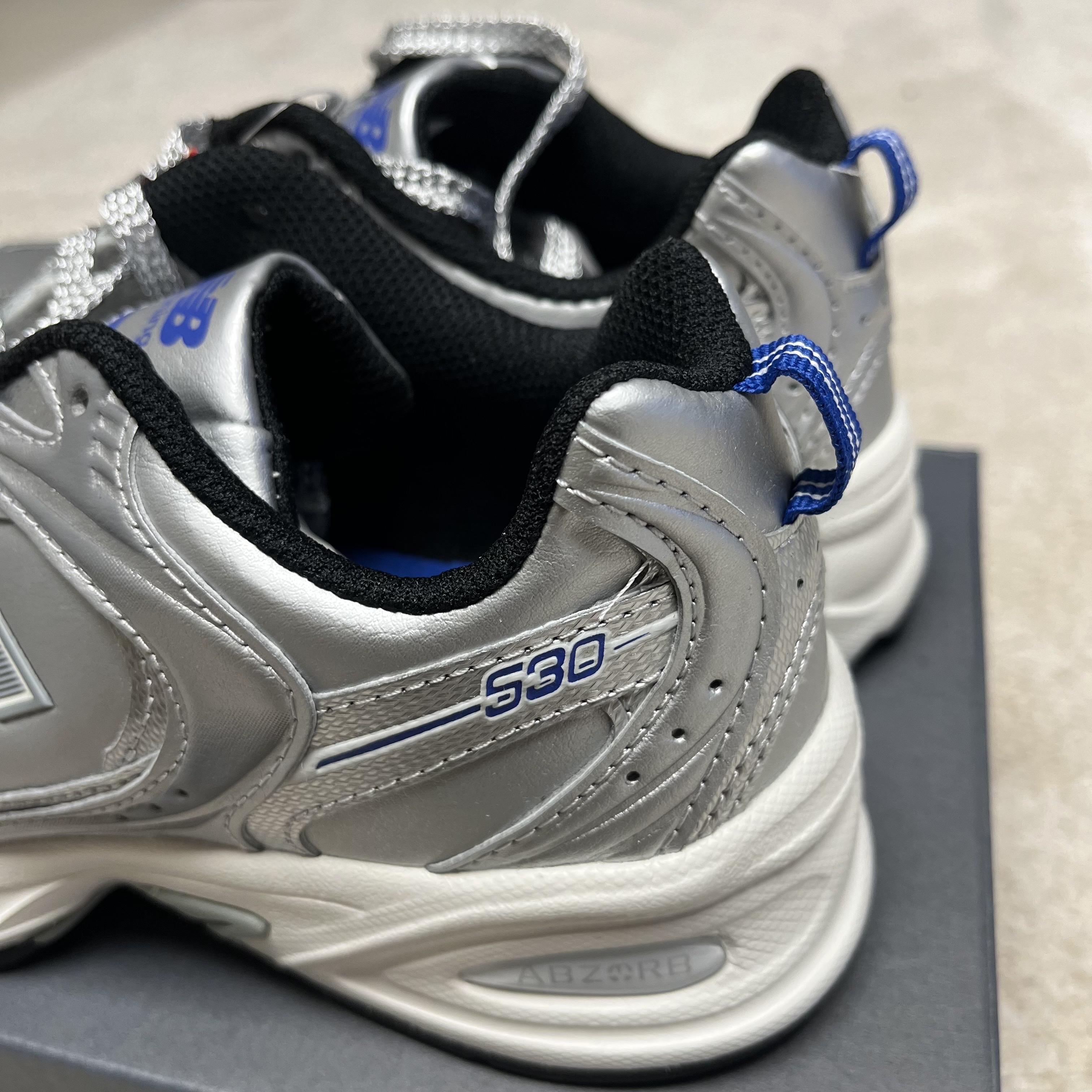New Balance x Yeseyesee 530 Silver Royal Blue 착용 스타일 - 2