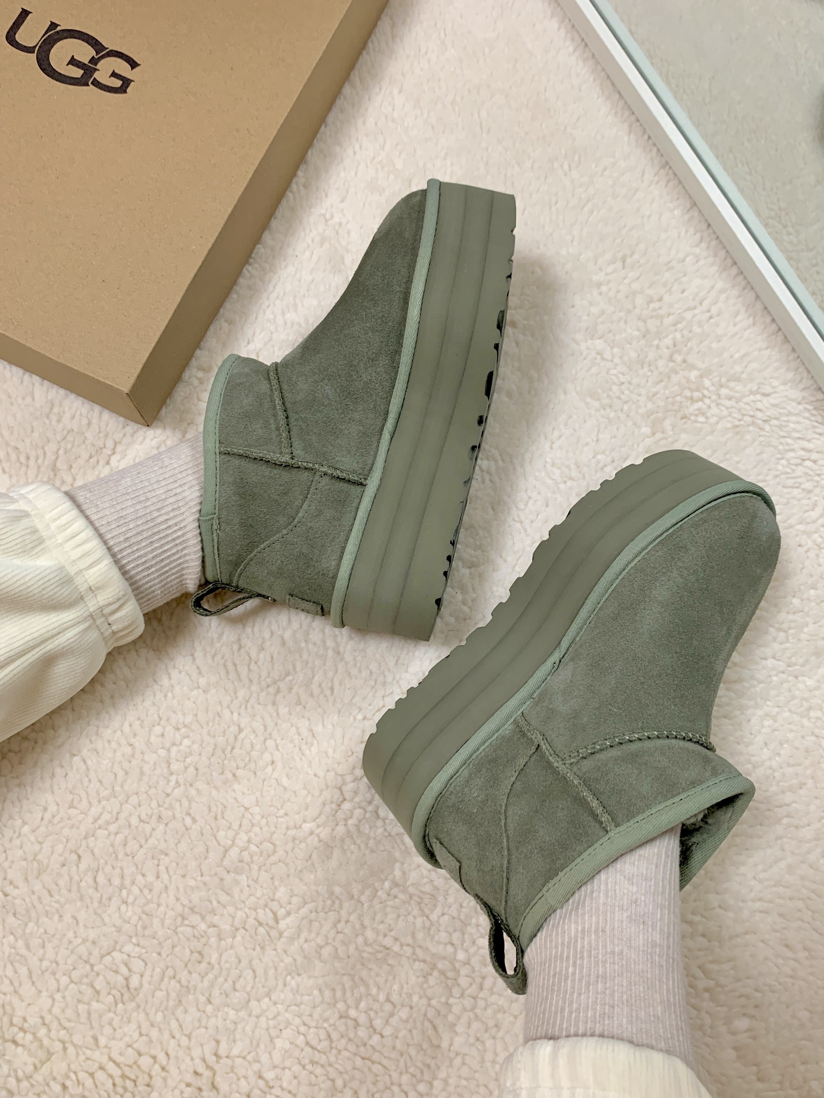 (W) UGG Classic Ultra Mini Platform Boots Moss Green 착용 스타일 - 2