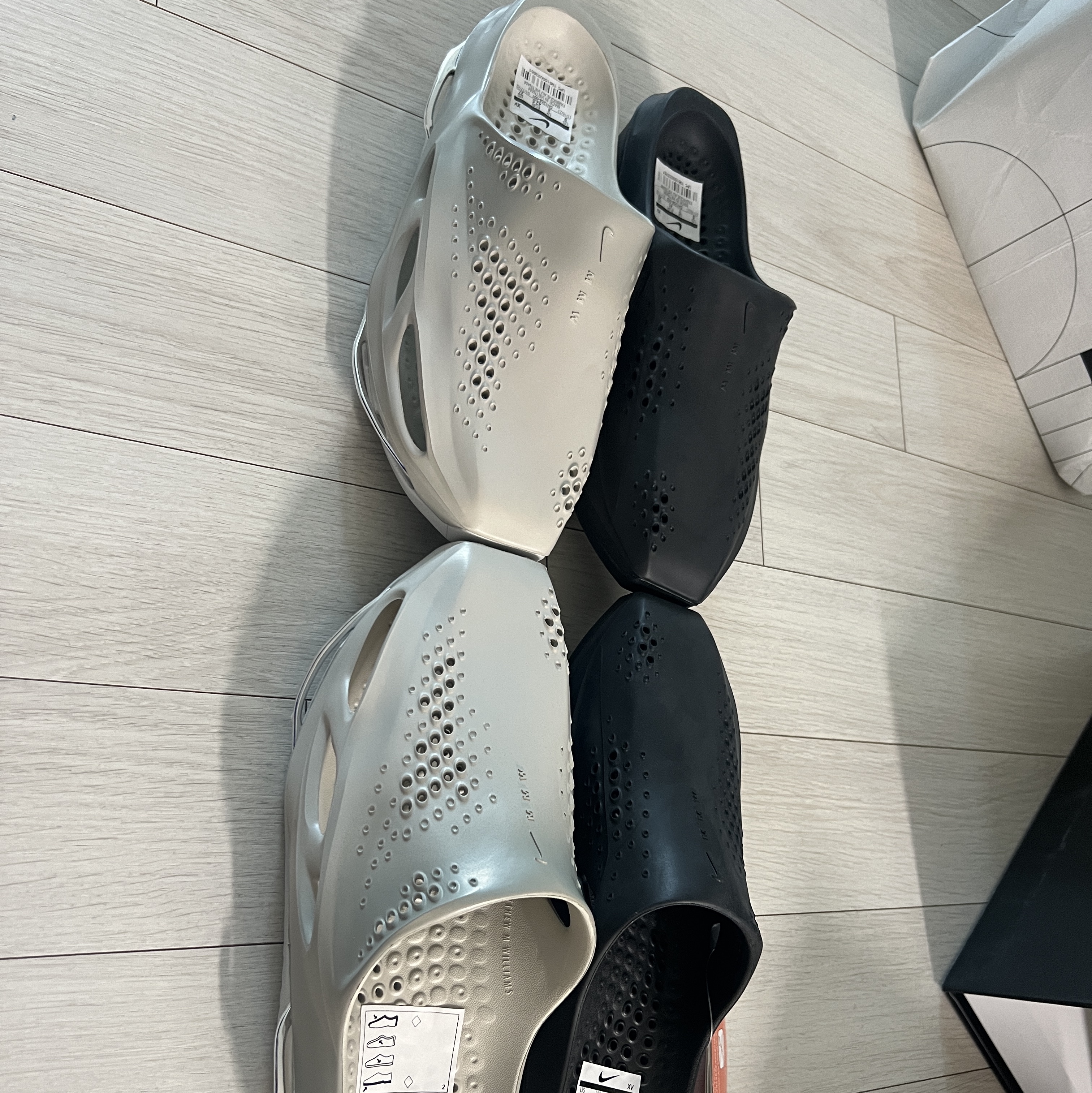 Nike x Matthew M Williams 005 Slide Black, Nike x Matthew M Williams 005 Slide Light Bone and Chrome 착용 스타일 - 1