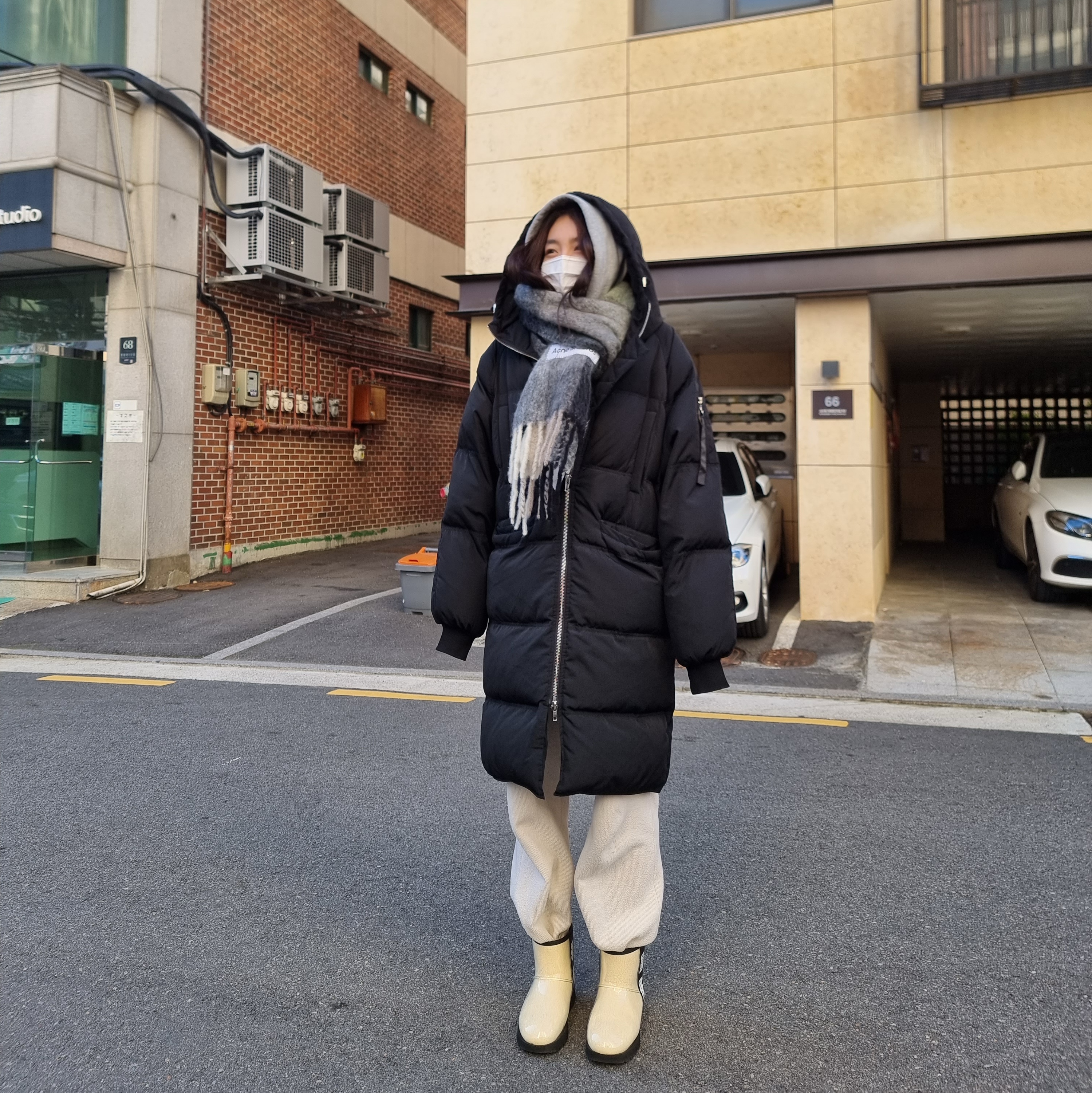 (W) UGG Classic Clear Mini Boots Natural Black 착용 스타일 - 1