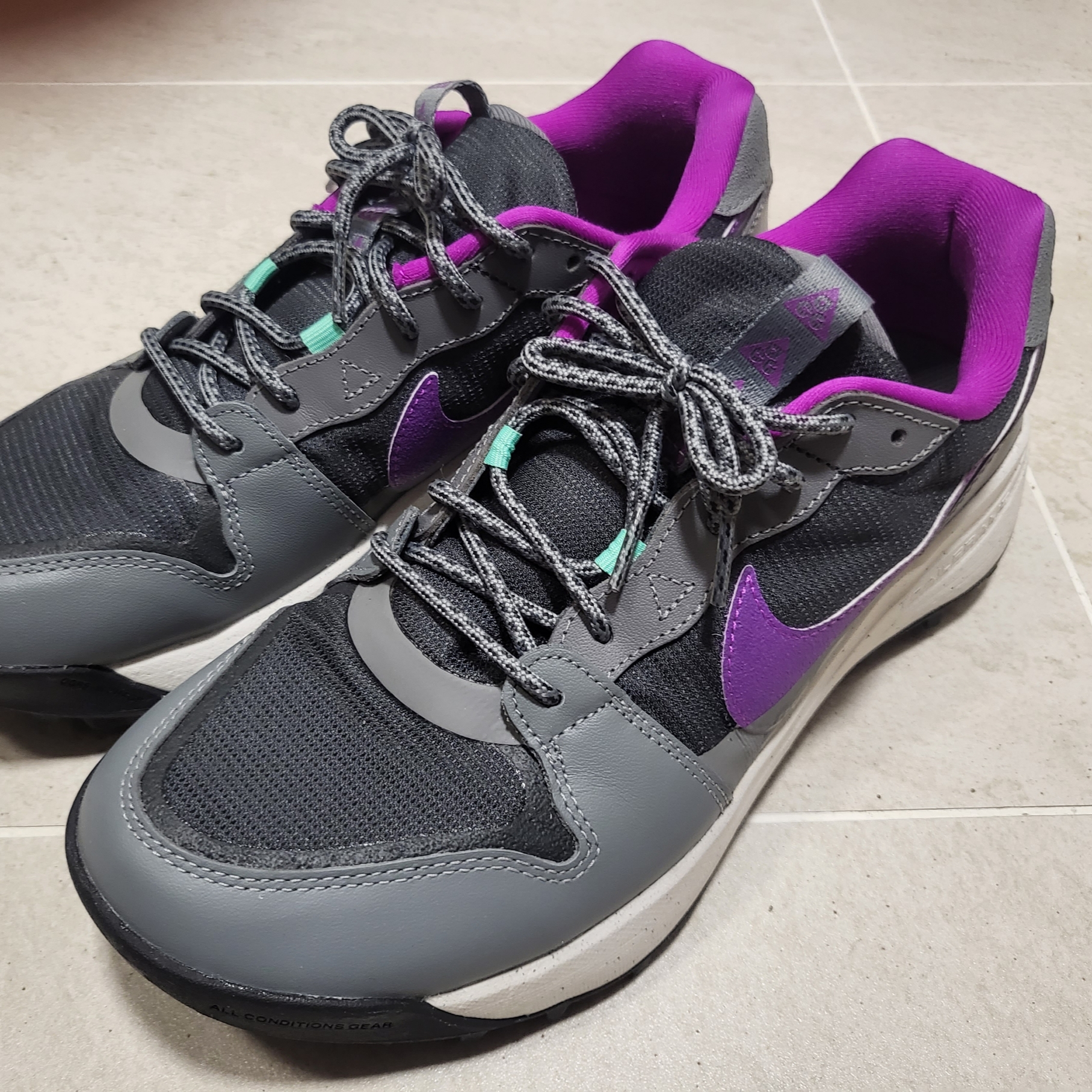 Nike ACG Lowcate Smoke Grey Vivid Purple 착용 스타일