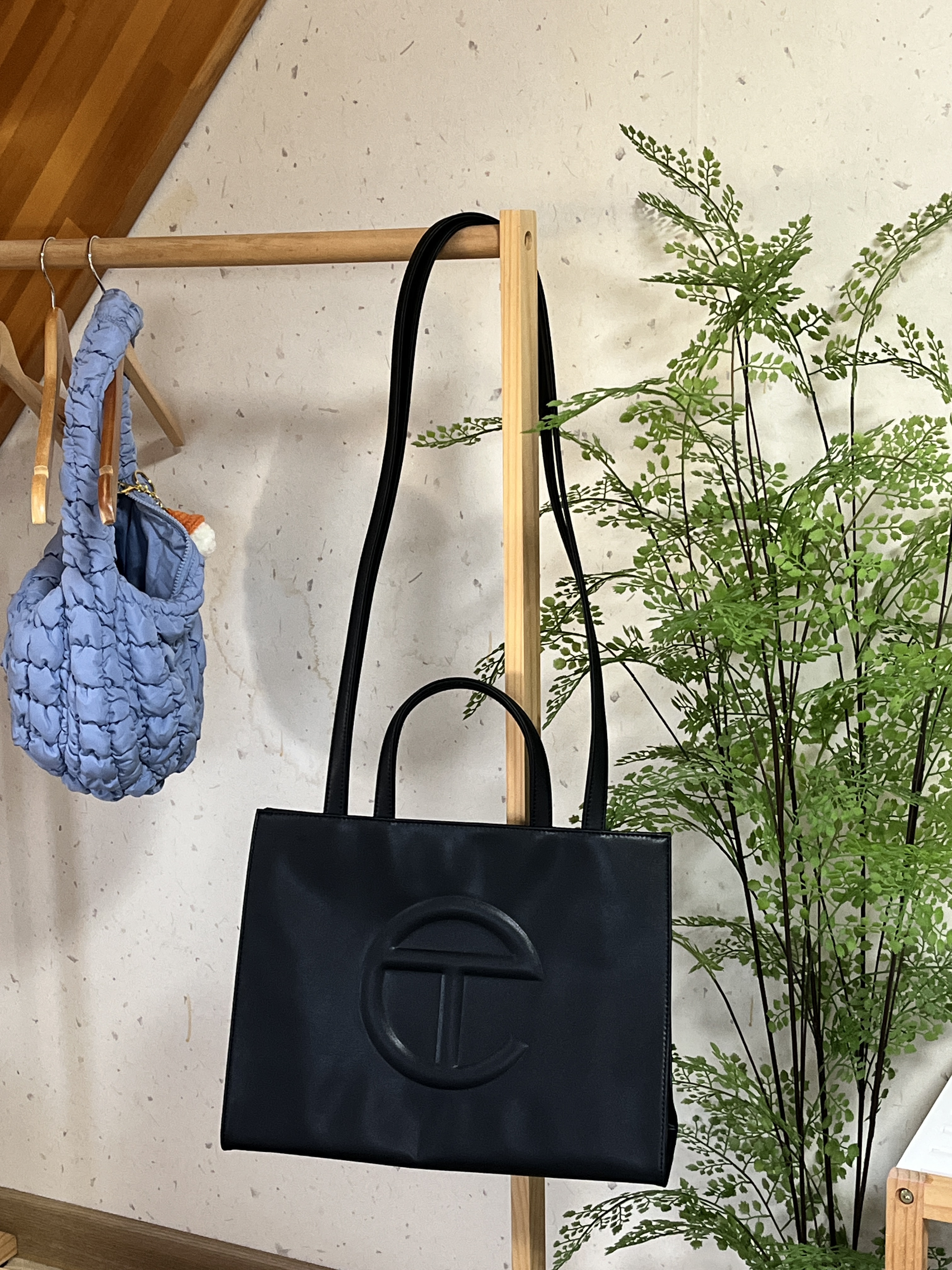 Telfar Medium Shopping Bag Black, COS Quilted Micro Bag Blue 착용 스타일