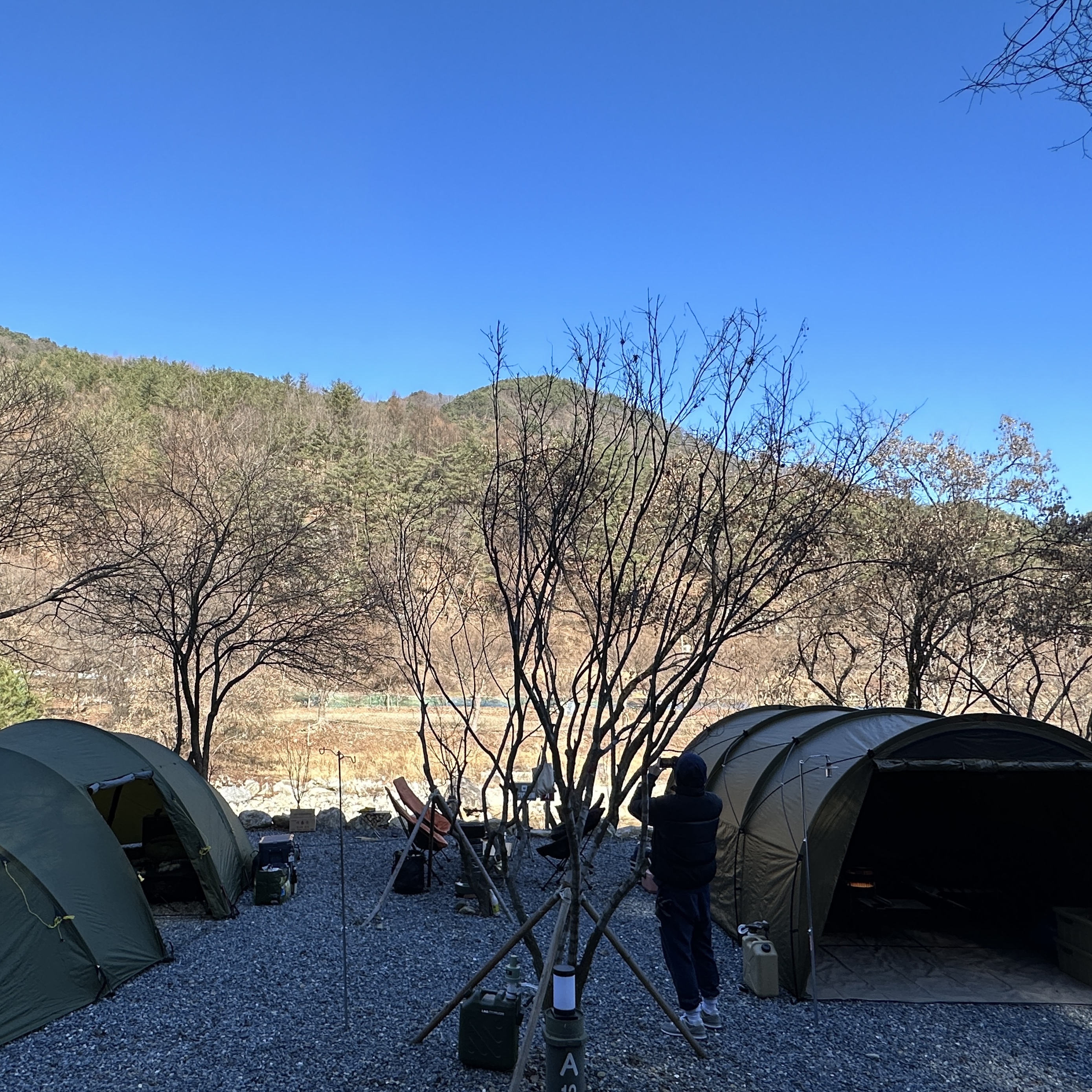 Helinox Tactical Field Tunnel 4.35 Coyote Tan 착용 스타일 - 4