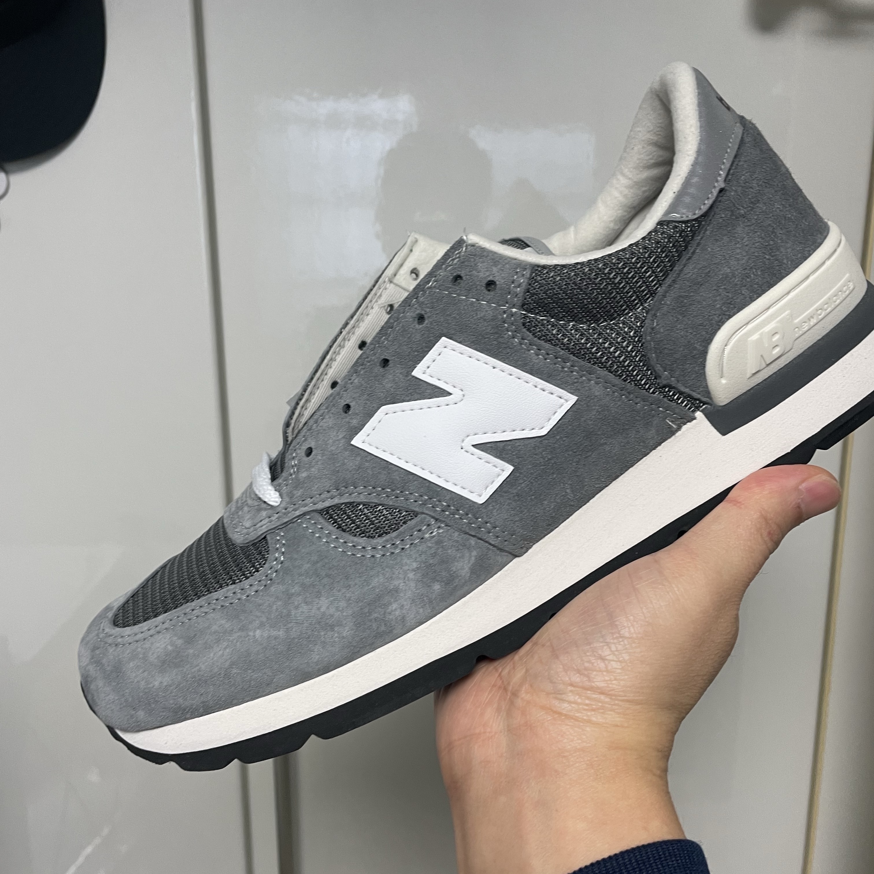 New Balance 990v1 Made in USA Grey White 착용 스타일 - 1