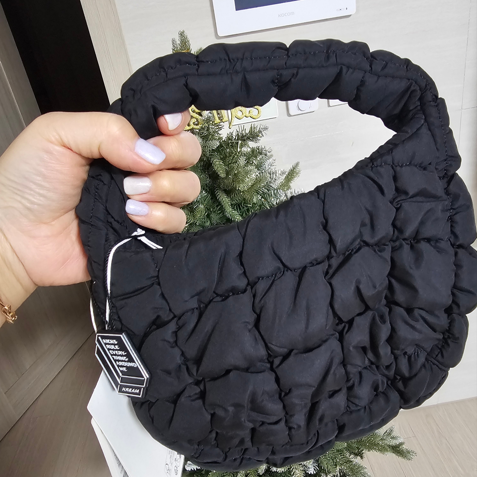 COS Quilted Micro Bag Black 착용 스타일 - 2