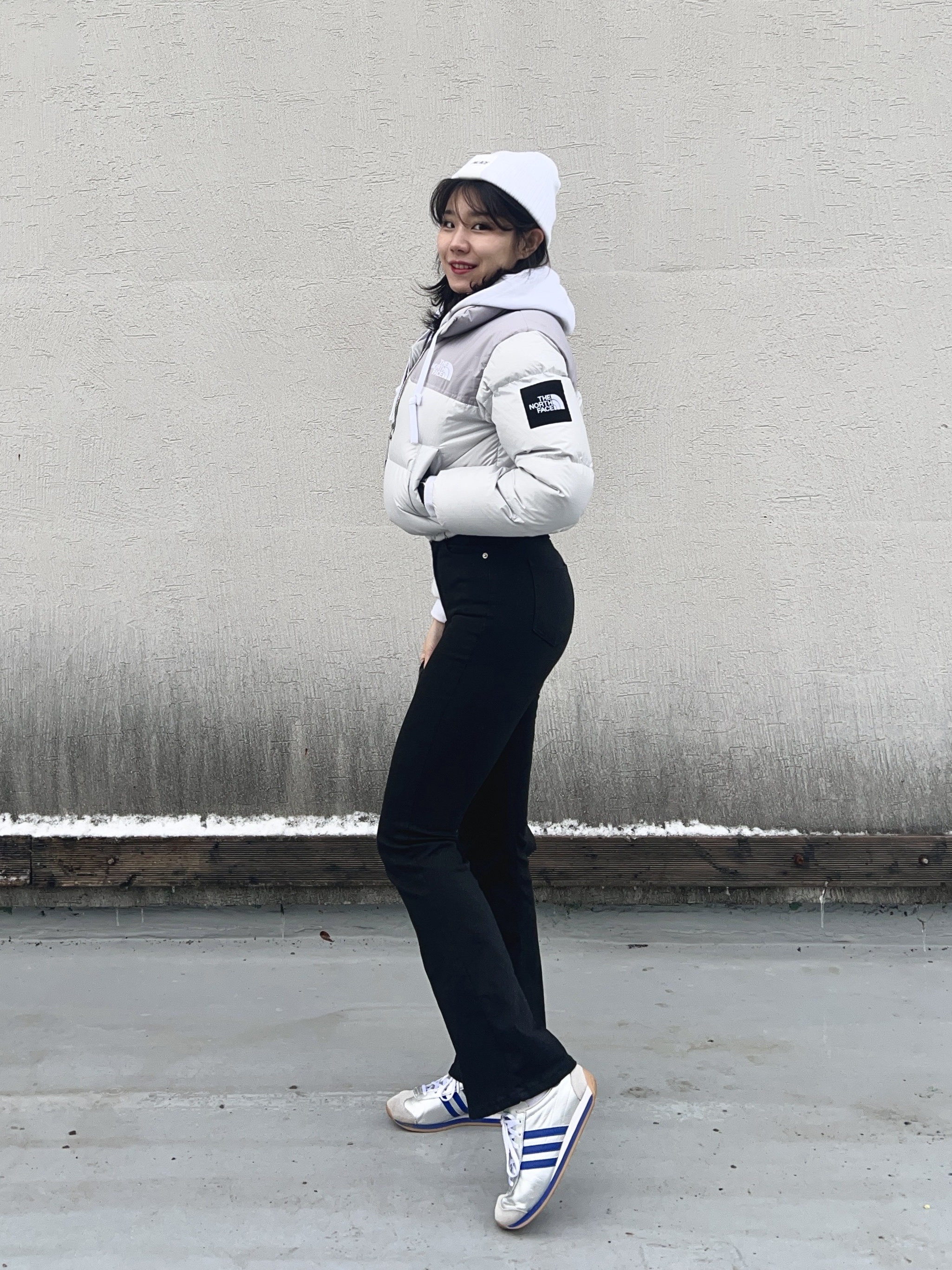 (W) The North Face White Label Novelty Nuptse Down Jacket Ice Gray, COS Mini High-Shine Shoulder Bag Navy 착용 스타일 - 3