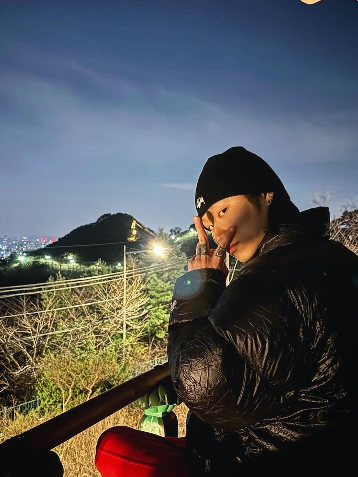 Stussy Wrinkled Nylon Down Puffer Black, Stussy Basic Skullcap Beanie Black 착용 스타일 - 6