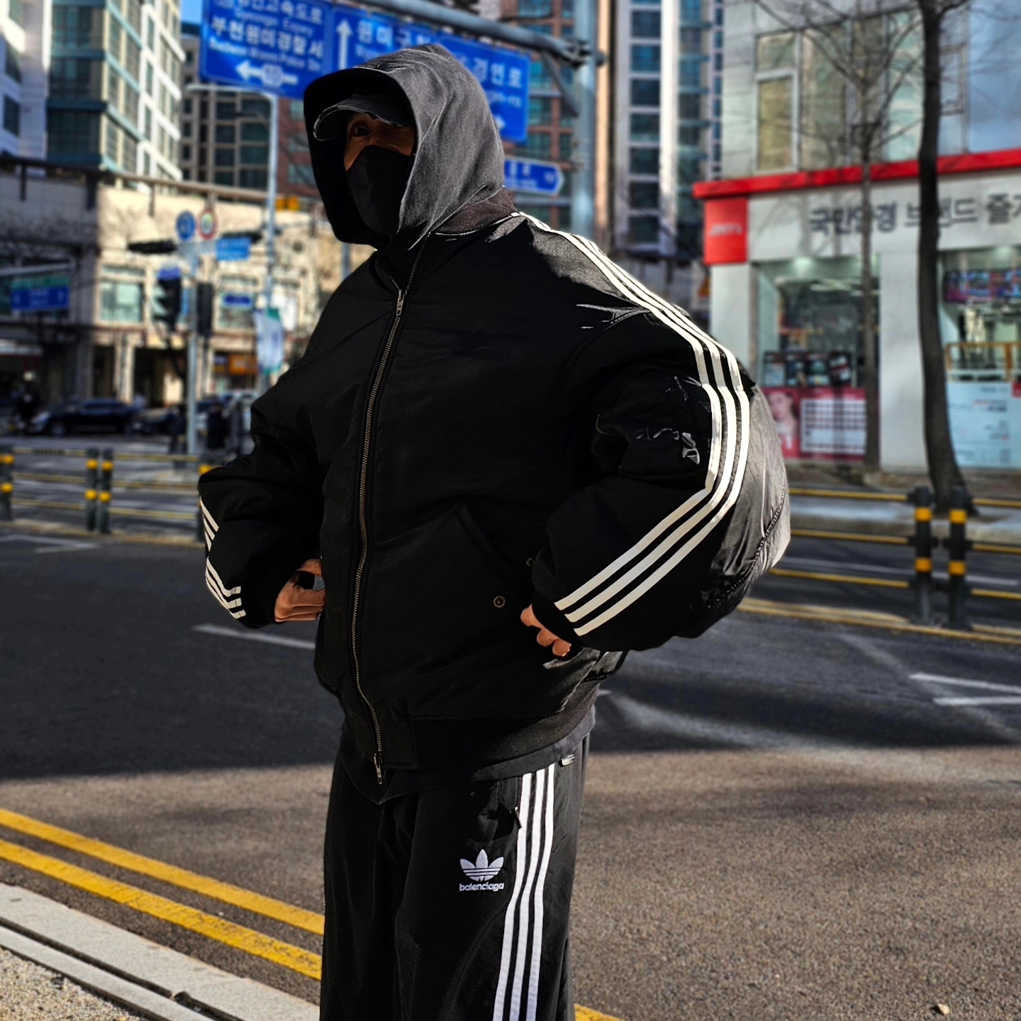 Balenciaga x Adidas Tracksuit Trousers Black, Balenciaga x Adidas Bomber Jacket Black 착용 스타일 - 7