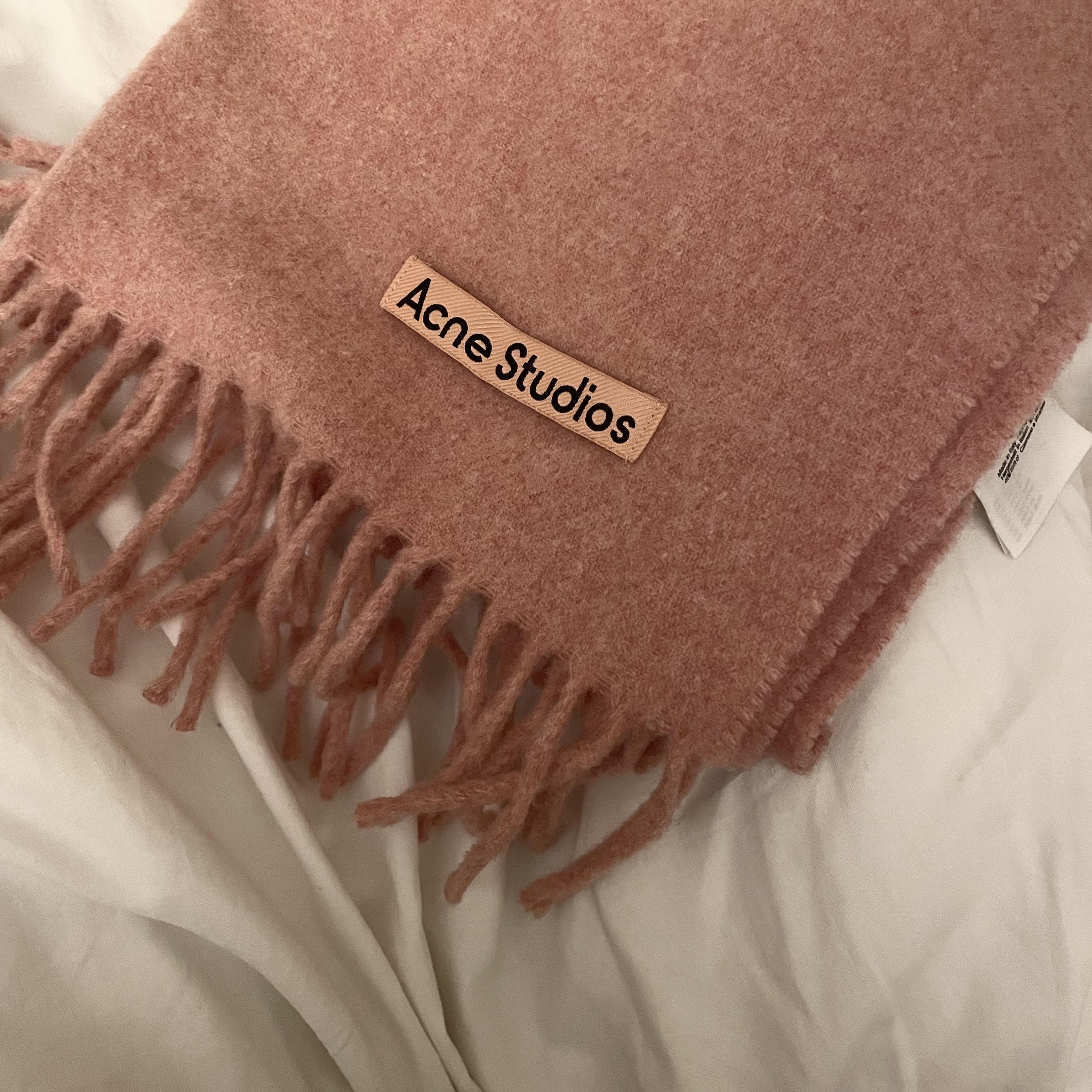 Acne Studios Narrow Wool Fringe Muffler Rose Melange 착용 스타일