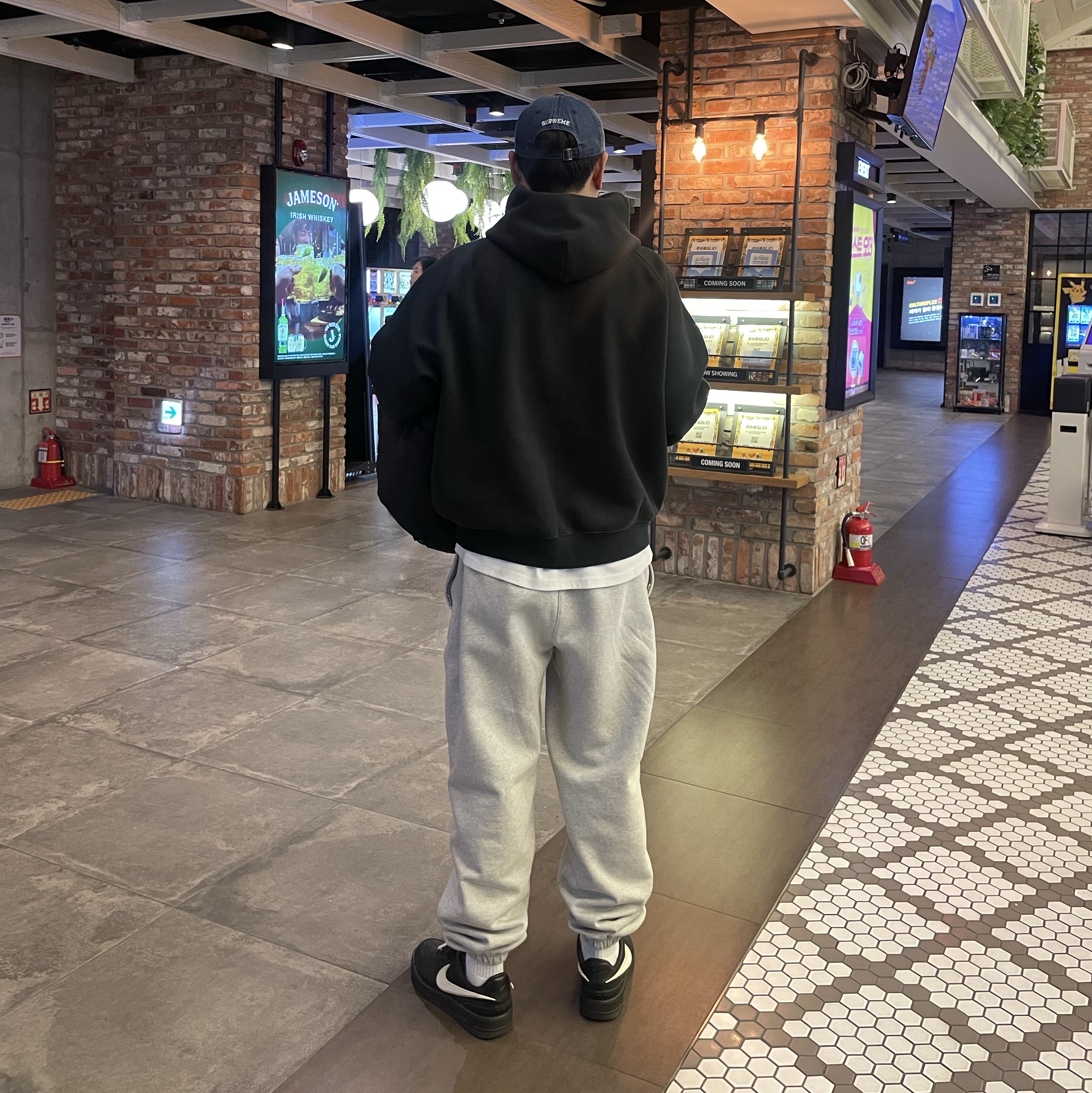 Nike x Stussy Fleece Pants Grey Heather (FN5231-050), Stone Island 40223 Garment Dyed Crinkle Reps Down Jacket Black - 22FW 착용 스타일 - 2