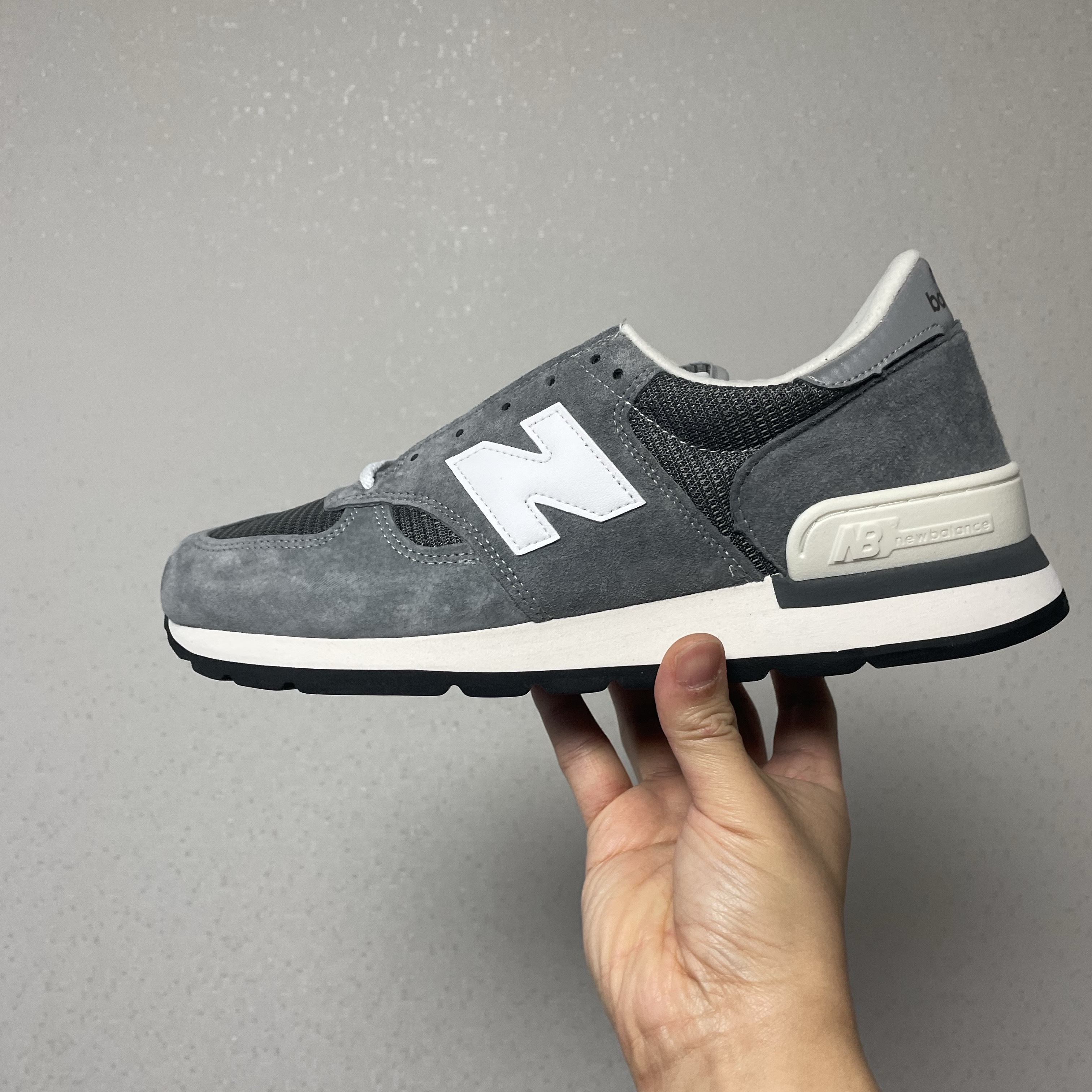 New Balance 990v1 Made in USA Grey White 착용 스타일 - 2