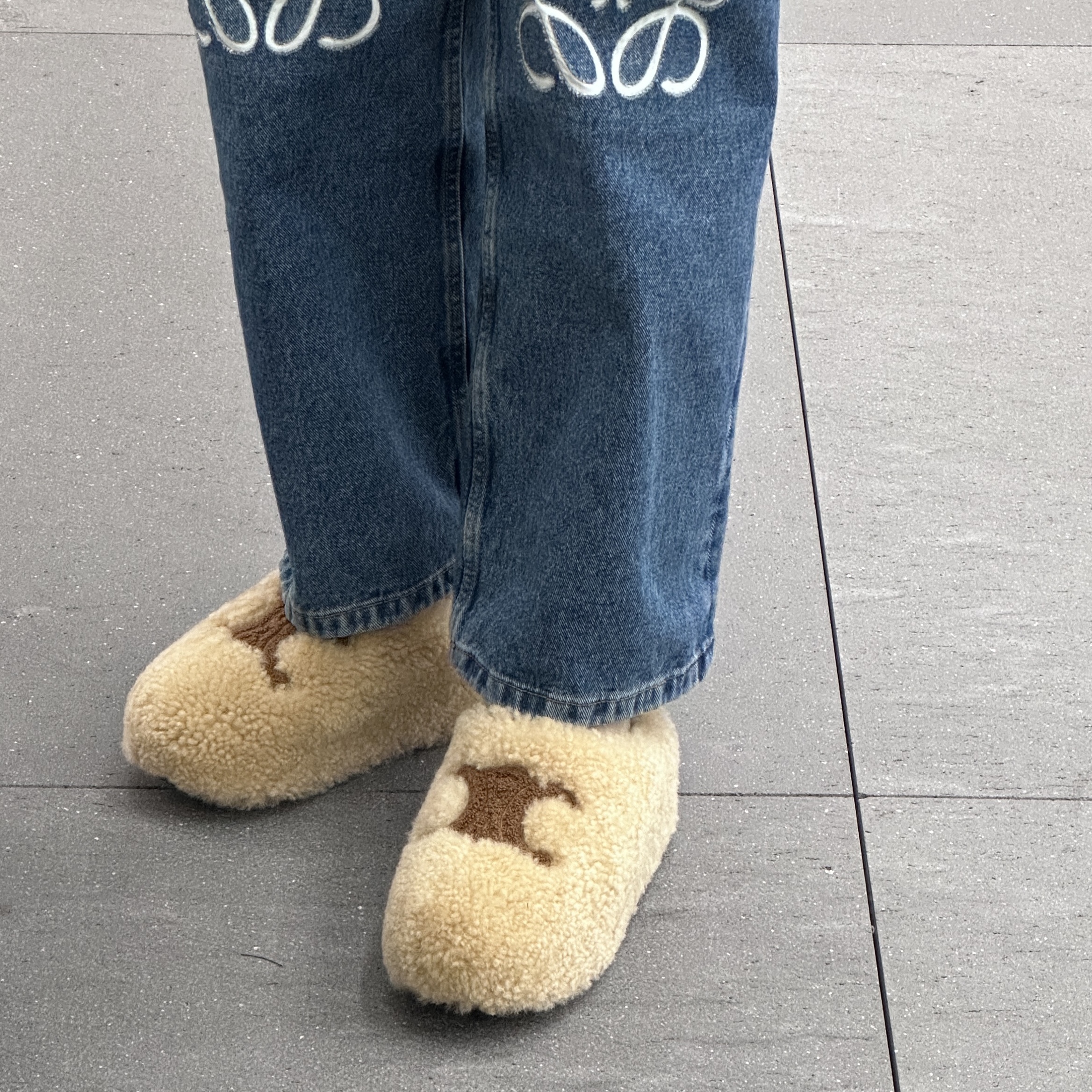 (W) Celine Fur Mule in Shearling Cream 착용 스타일 - 1