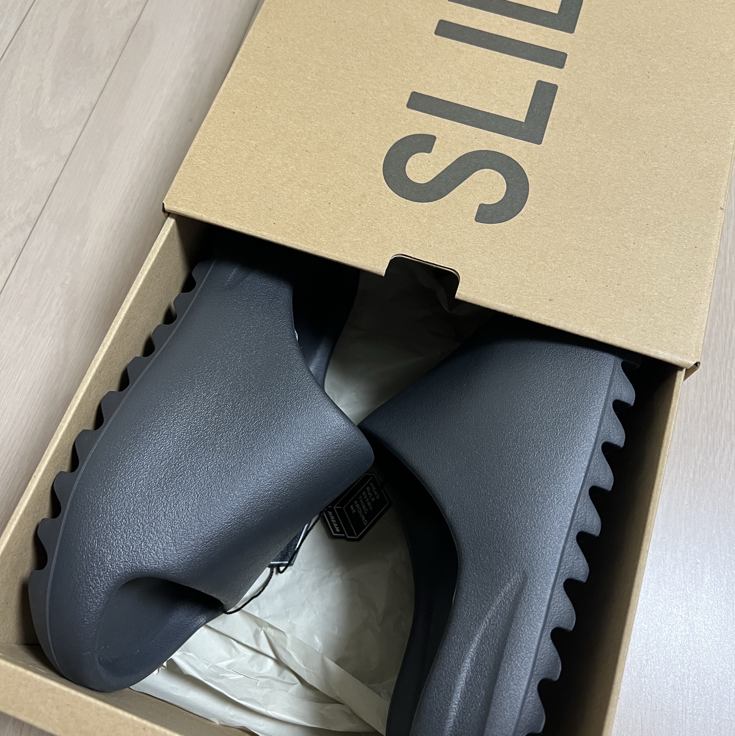 Adidas Yeezy Slide Onyx 착용 스타일