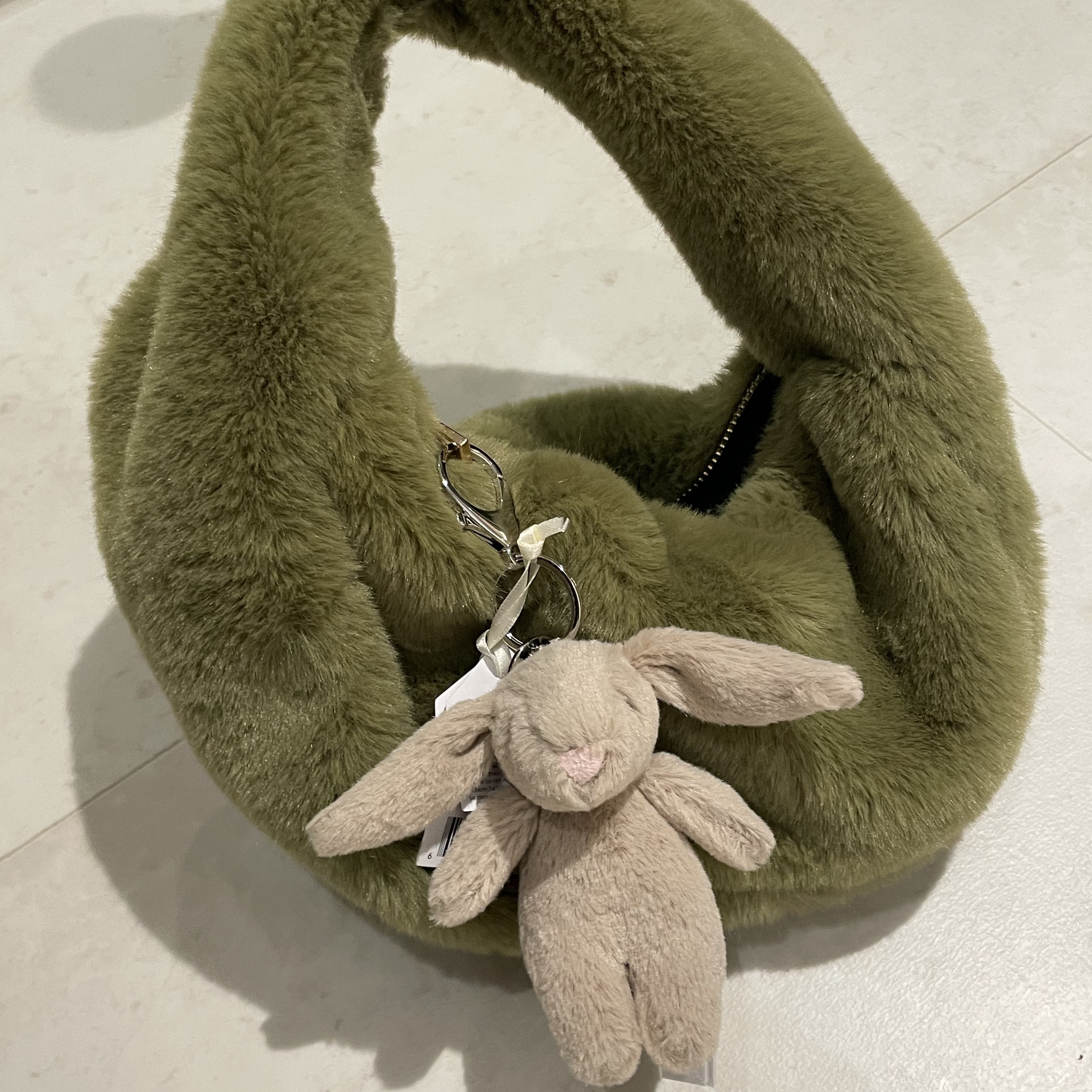 Jellycat Bashful Bunny Bag Charm Beige, COS Quilted Mini Bag Light Grey 착용 스타일 - 1