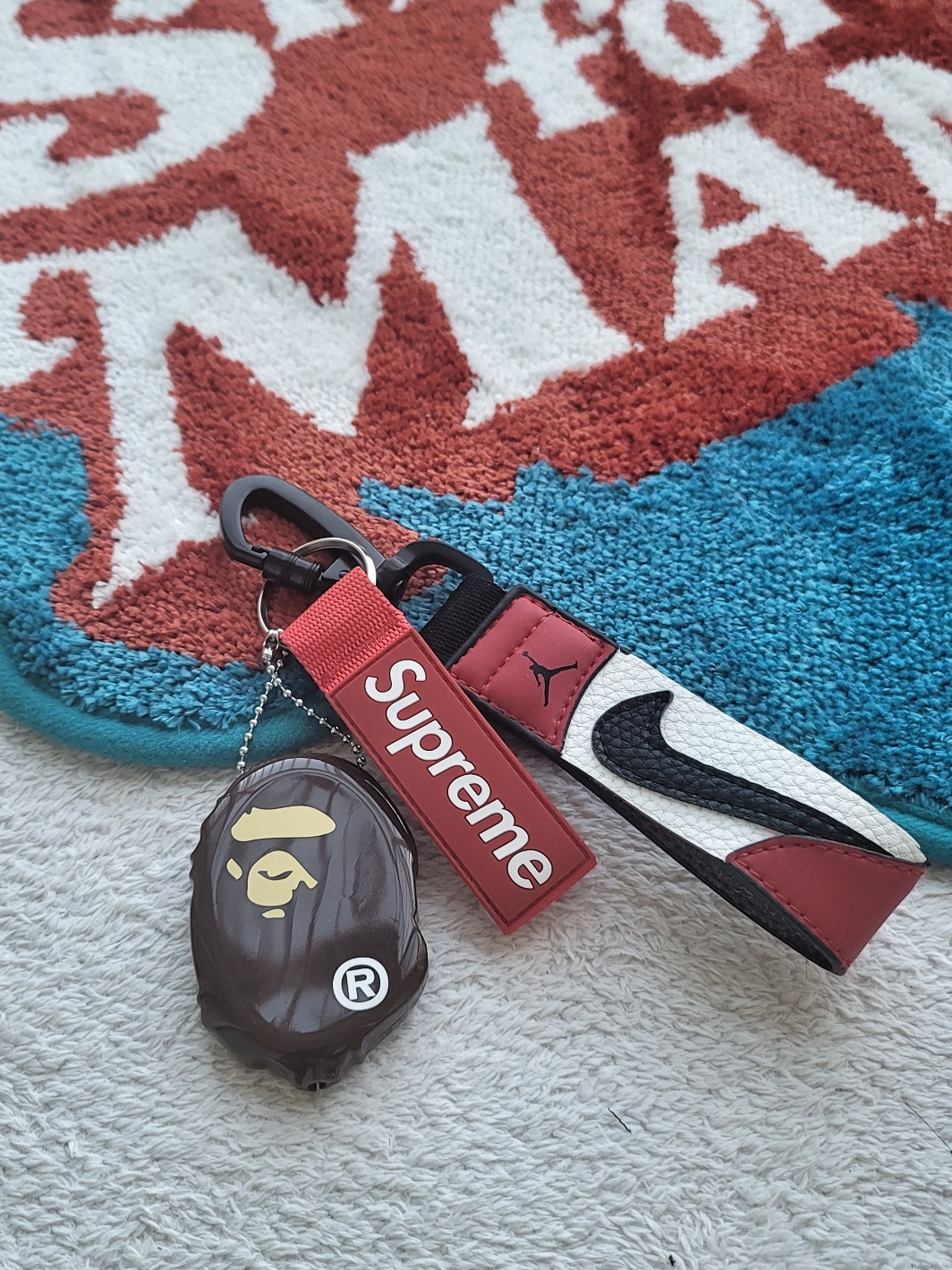 Supreme Webbing Keychain Red - 23SS, BAPE Ape Head Coin Case M Brown 착용 스타일