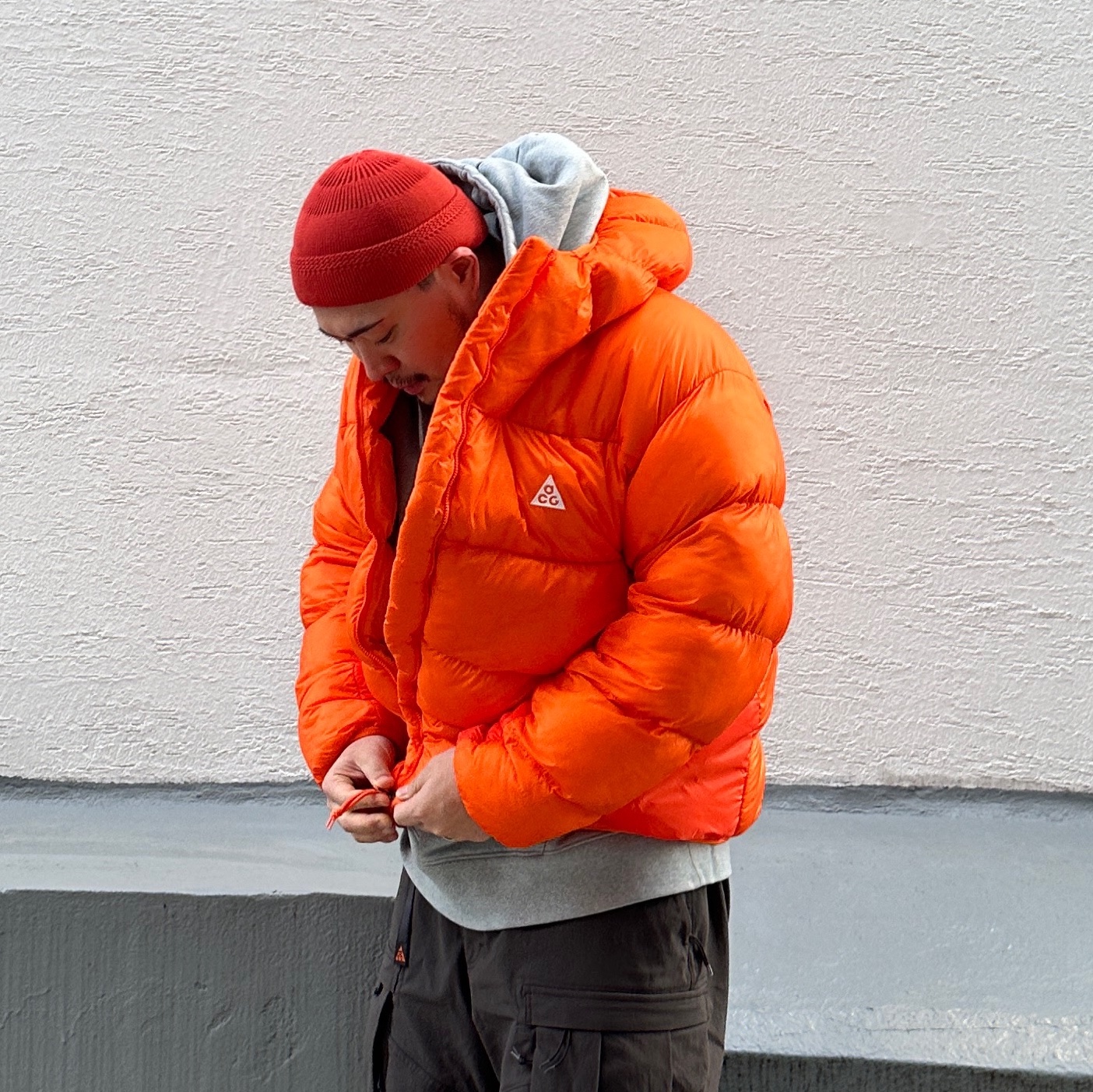 Nike ACG Therma-Fit ADV Lunar Lake Puffer Jacket Safety Orange - Asia, Nike ACG Smith Summit Cargo Pants Velvet Brown - Asia 착용 스타일 - 2