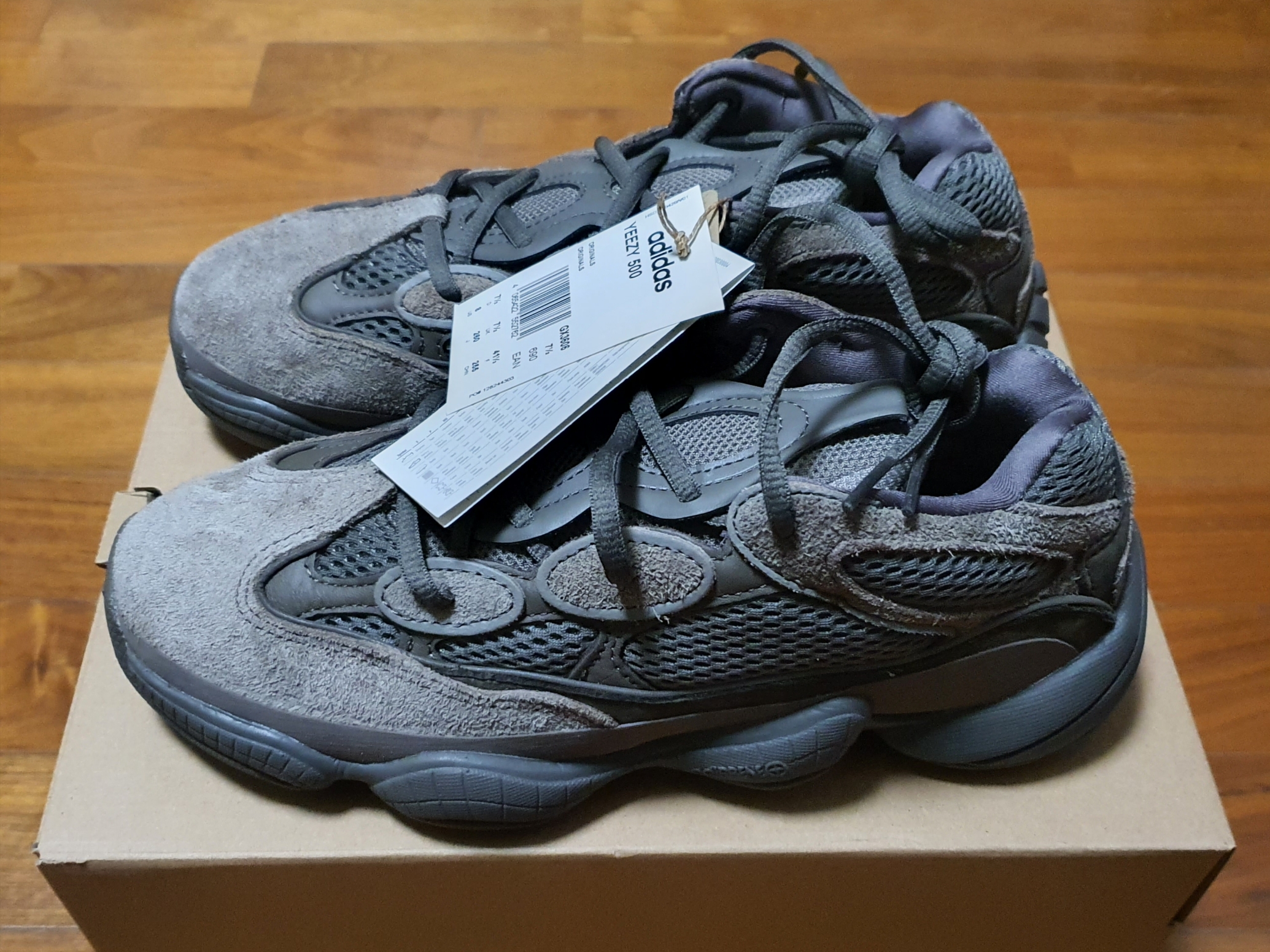 Adidas Yeezy 500 Clay Brown 착용 스타일