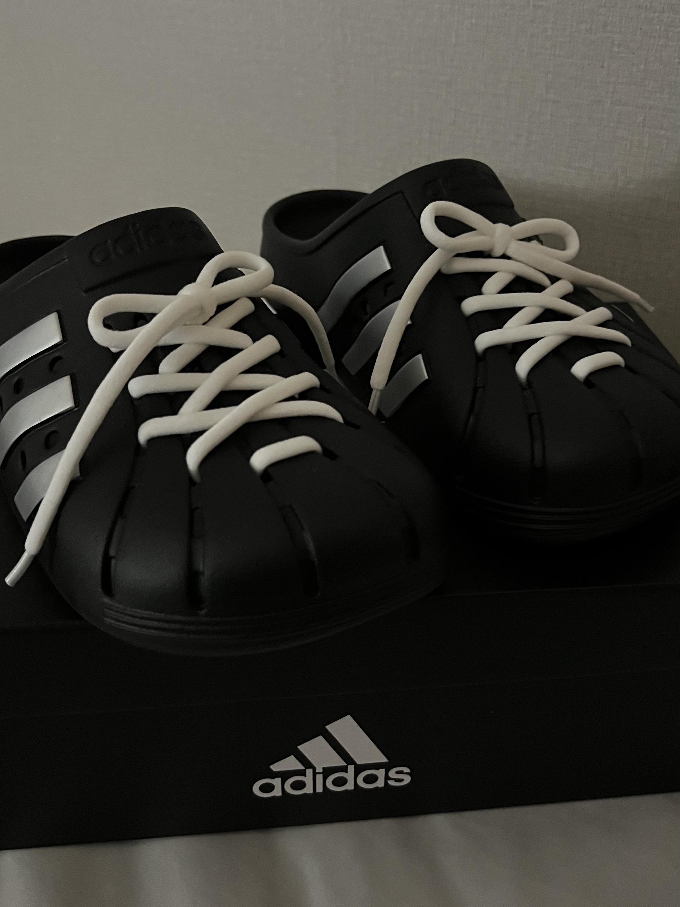 Adidas Adilette Clogs Core Black Silver Metallic 착용 스타일