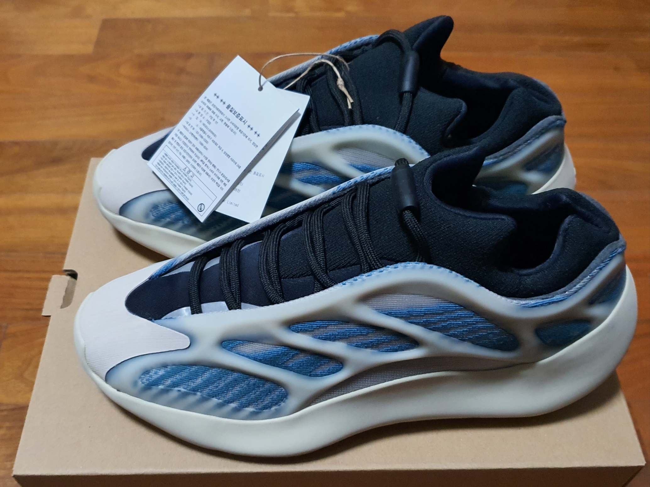 Adidas Yeezy 700 V3 Kyanite 착용 스타일