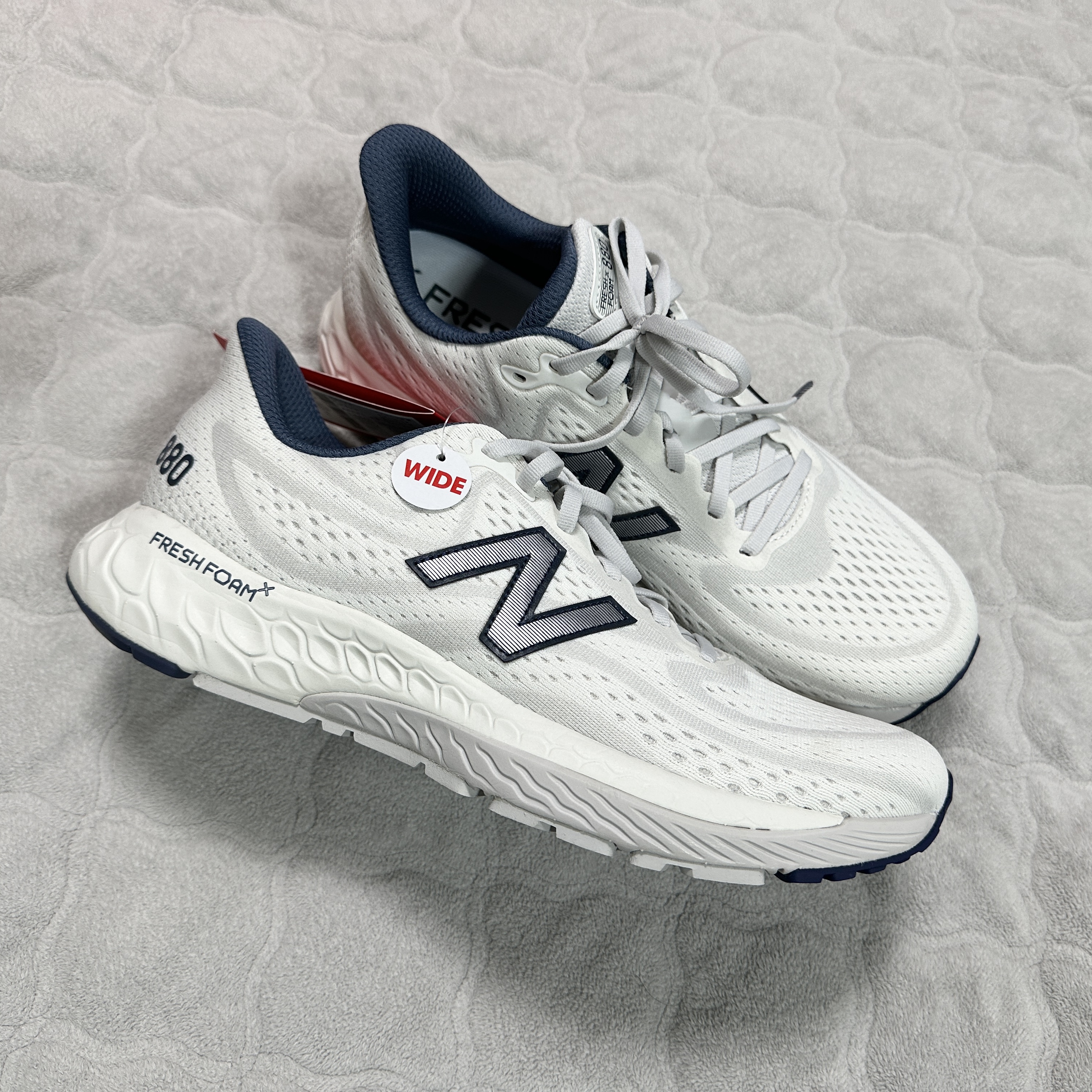 New Balance Fresh Foam X 880v13 Phantom White - 2E Wide 착용 스타일 - 2