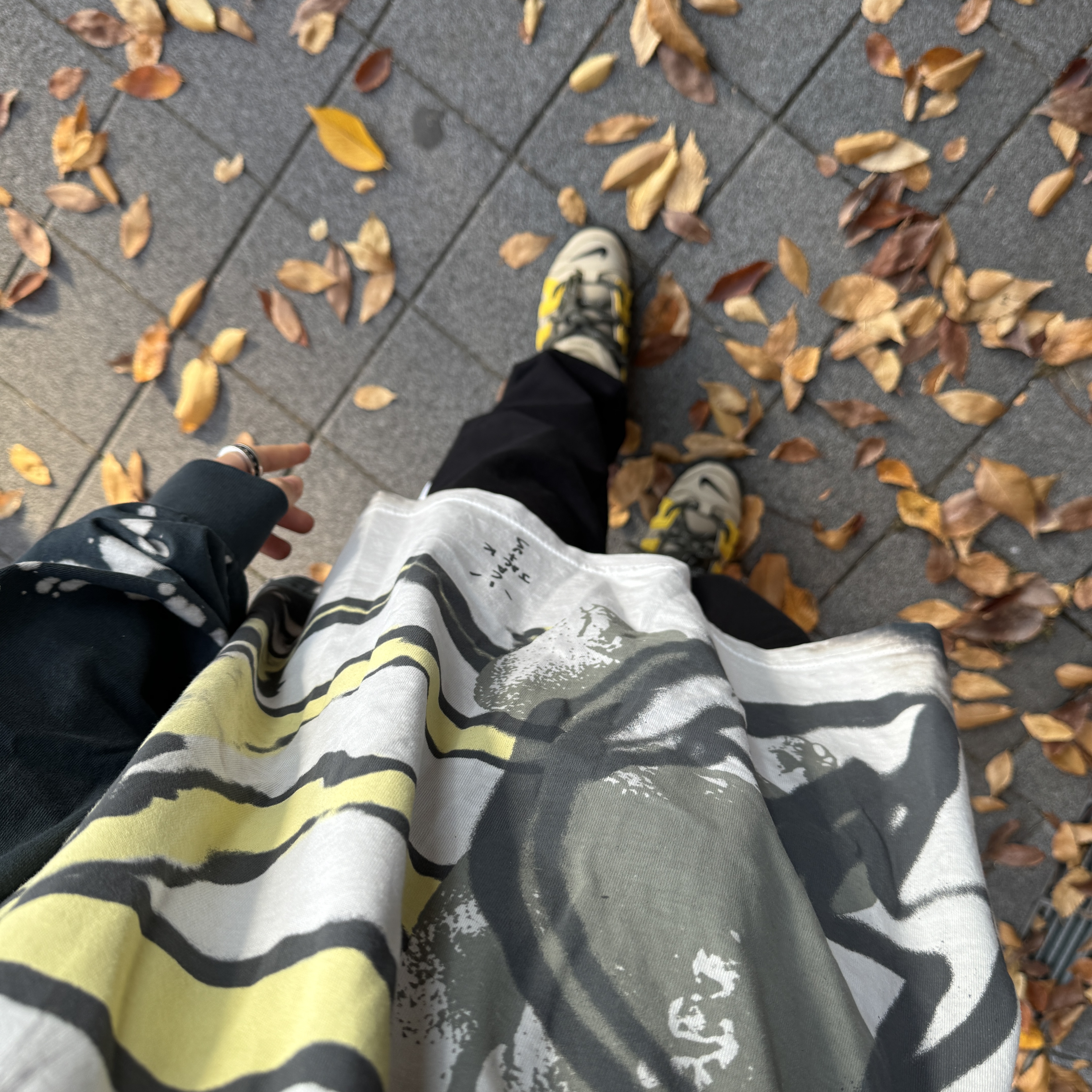 Nike x Ambush Air More Uptempo Low Vivid Sulfur and Limestone 착용 스타일 - 3