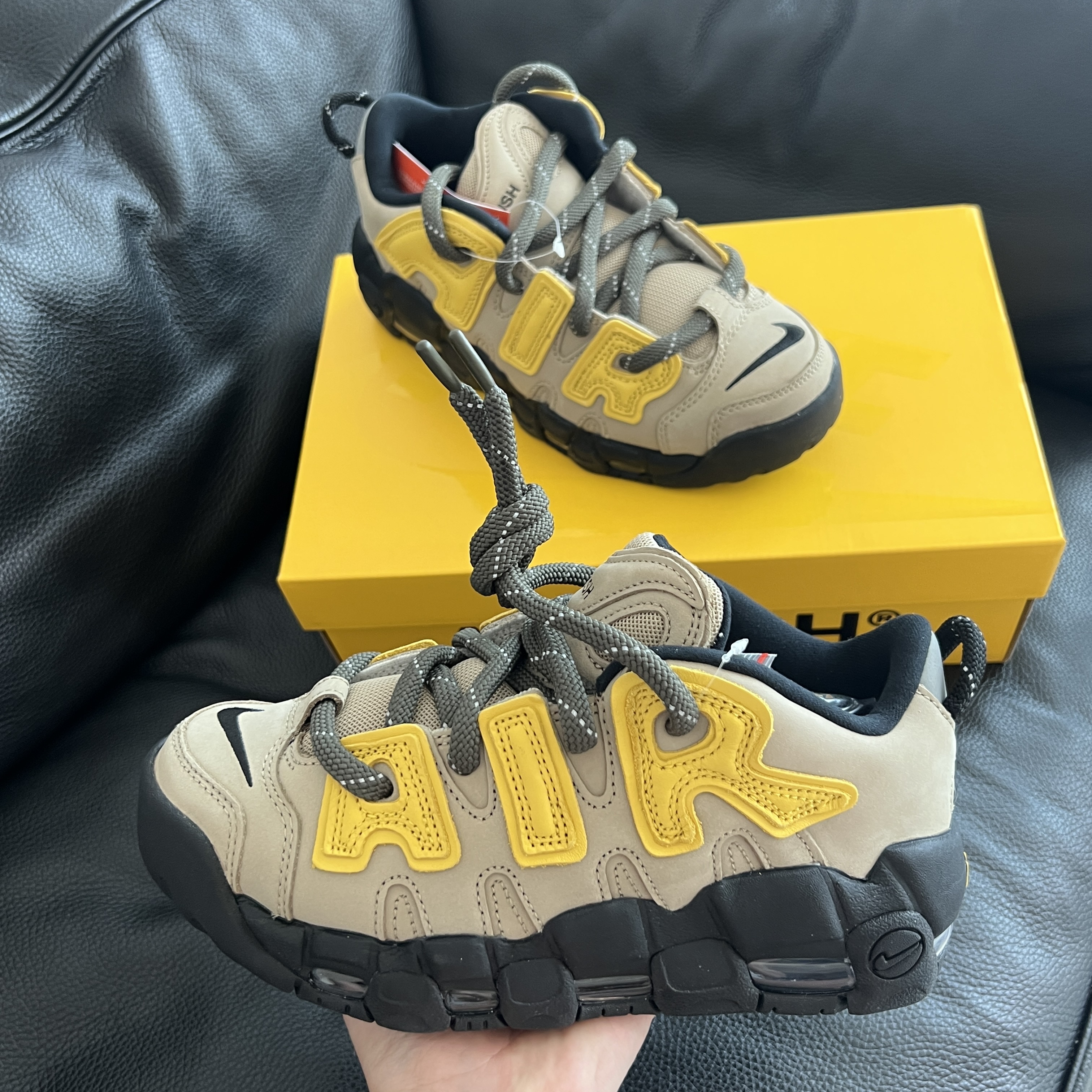 Nike x Ambush Air More Uptempo Low Vivid Sulfur and Limestone 착용 스타일 - 4