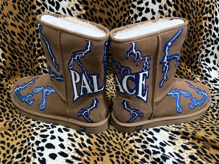 UGG x Palace Lightning Classic Short Boot Chestnut 착용 스타일 - 1