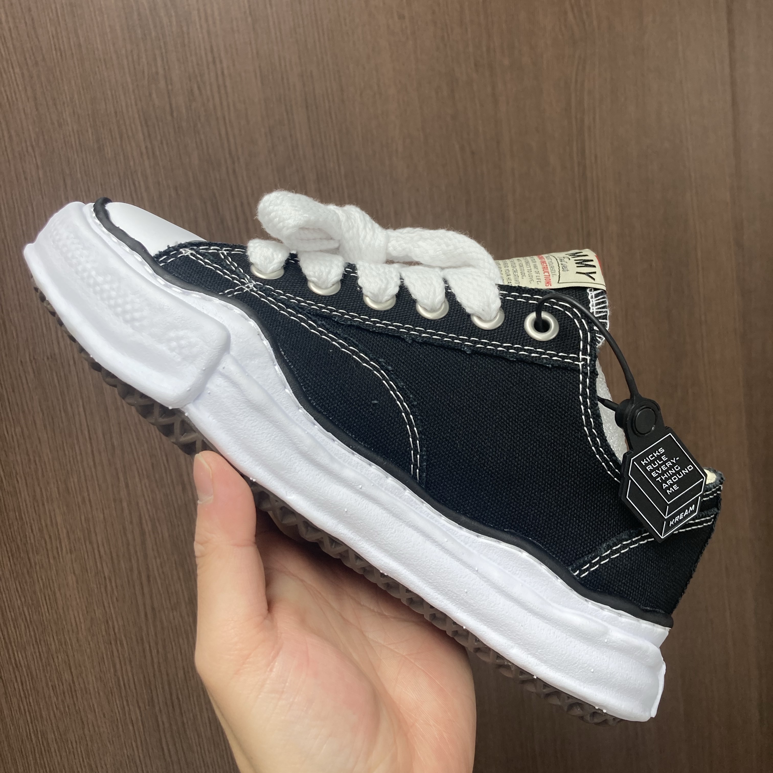 Maison Mihara Yasuhiro Peterson OG Sole Canvas Low Sneakers Black 착용 스타일