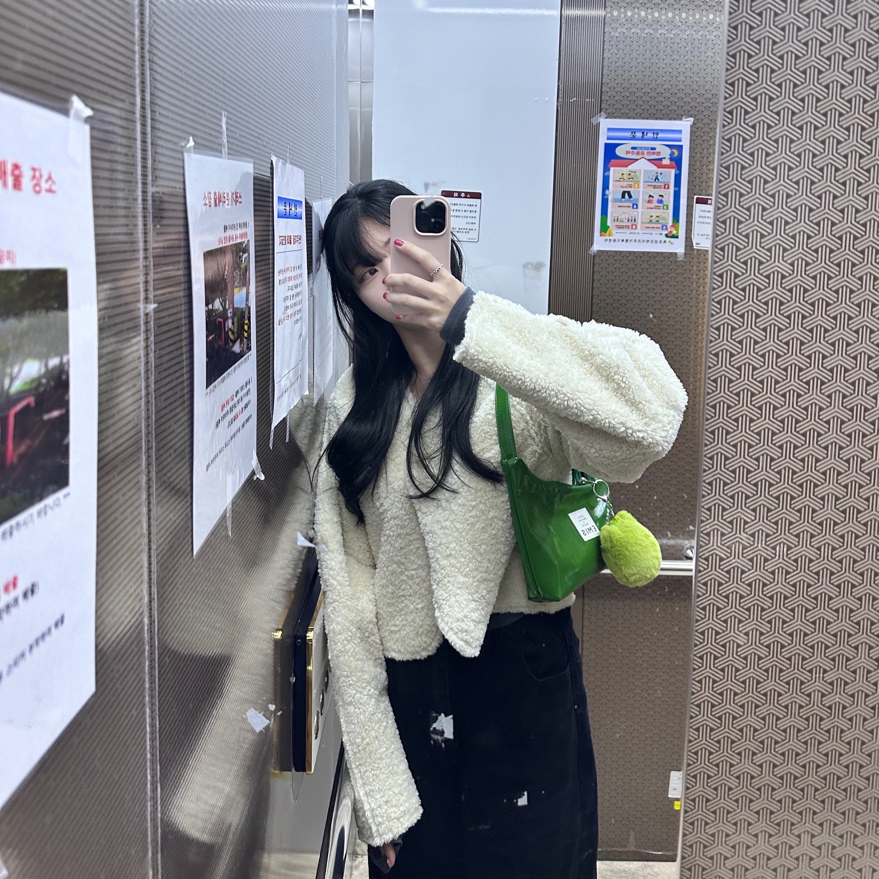 Emis Enamel Hobo Bag Green 착용 스타일 - 2